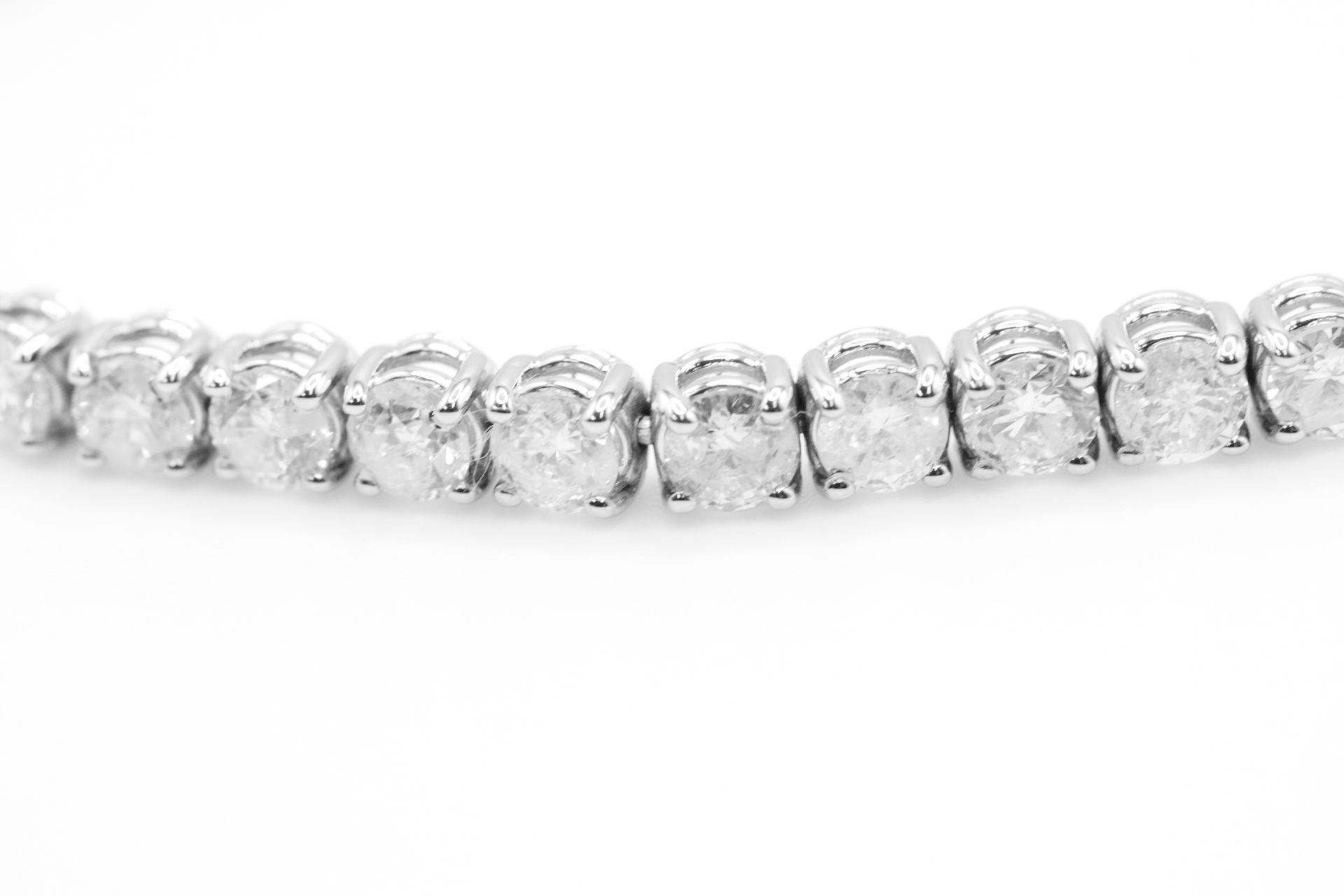 Round Brilliant Cut 10 Carat Natural Diamond Tennis Bracelet F/G Colour SI Clarity - 18Kt White Gold - Image 5 of 7