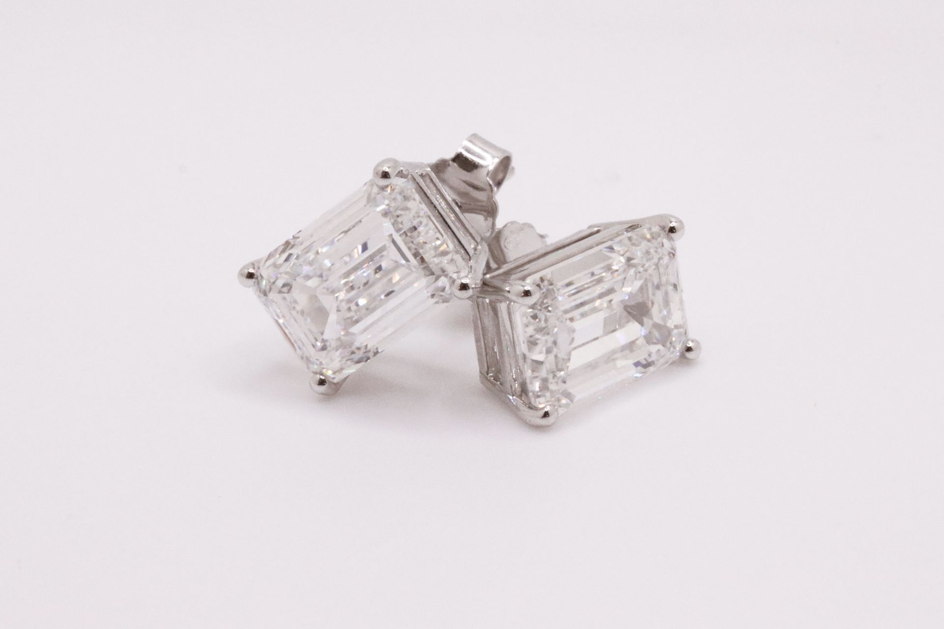 Emerald Cut 4.00 Carat Natural Diamond Earrings 18kt White Gold - Colour H - SI Clarity- GIA - Image 2 of 7