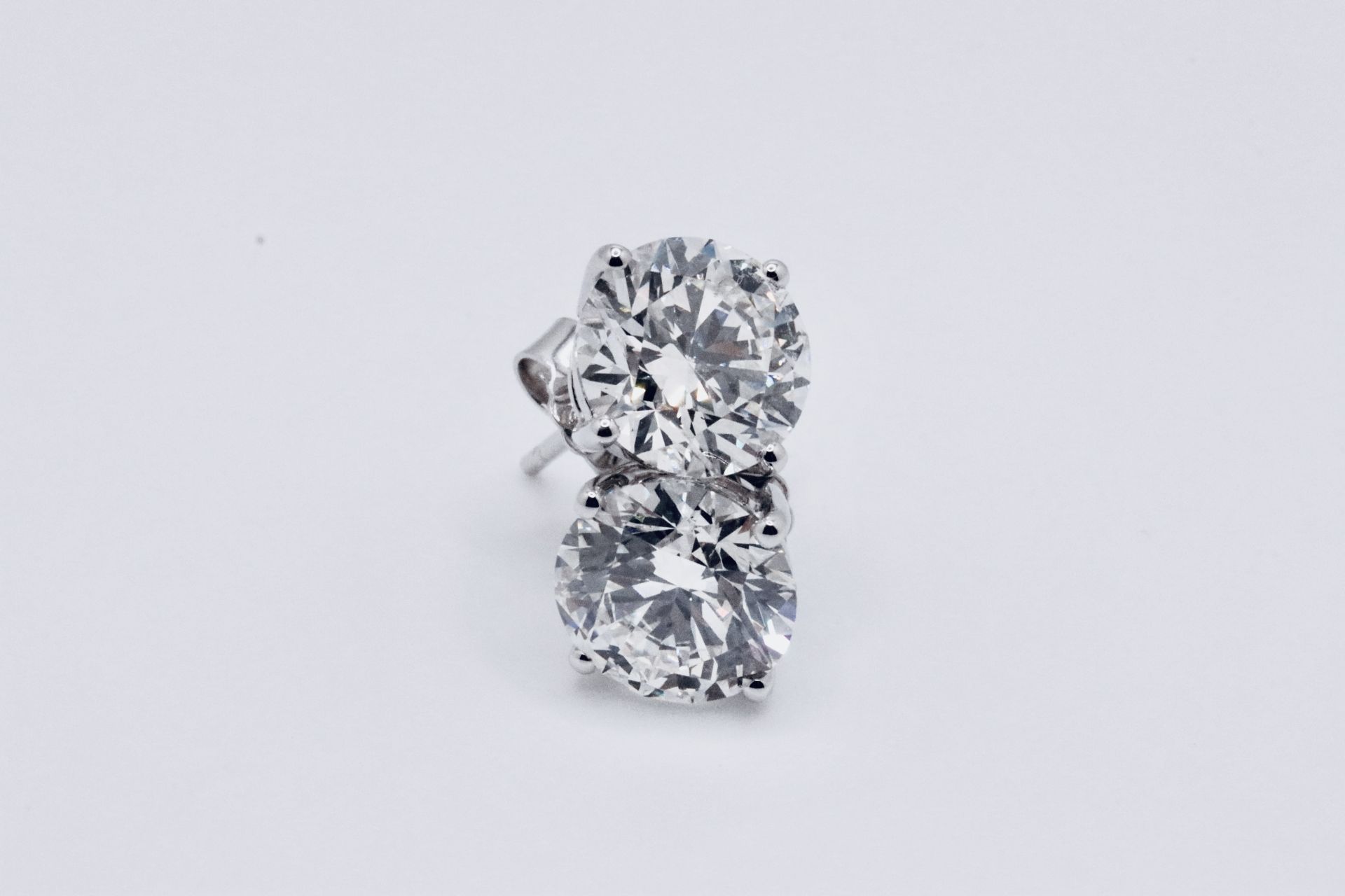 Round Brilliant Cut 5.00 Carat Diamond Earrings Set in 18kt White Gold - F Colour VVS Clarity - IGI - Bild 2 aus 6