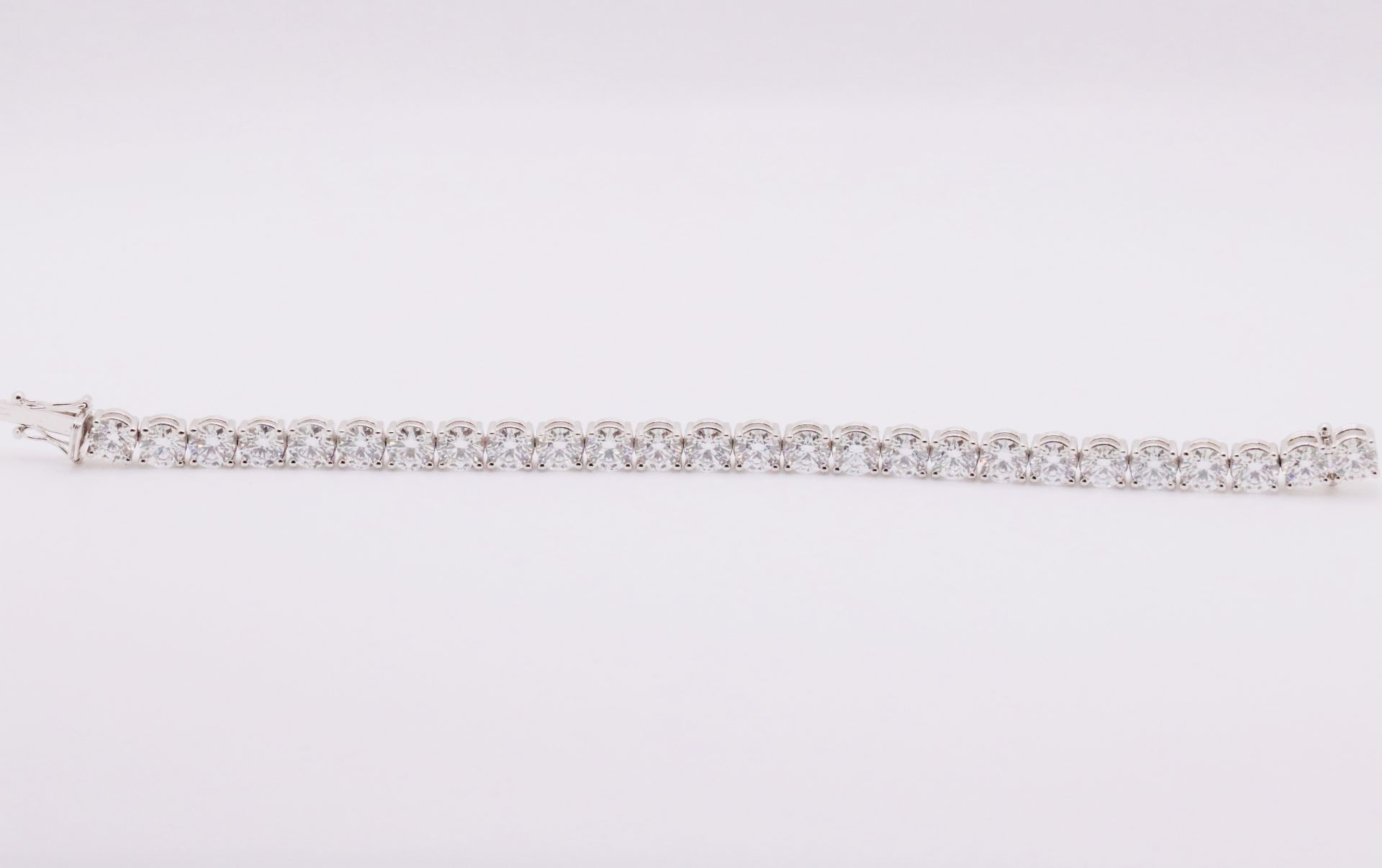 Round Brilliant Cut 23 Carat Diamond Tennis Bracelet D Colour VVS Clarity - 18Kt White Gold - IGI - Image 4 of 10