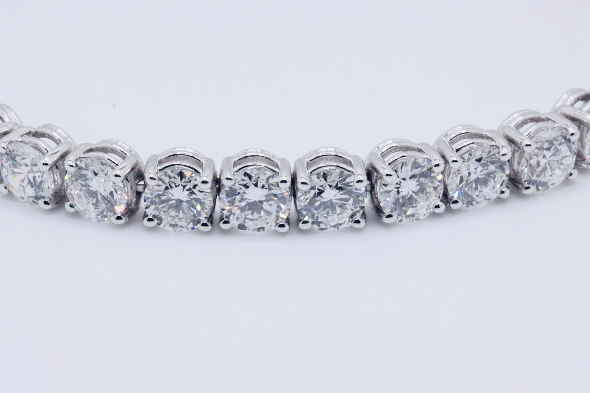 Round Brilliant Cut 18 Carat Natural Diamond Tennis Bracelet E Colour VS Clarity - 18Kt White Gold - Image 6 of 10