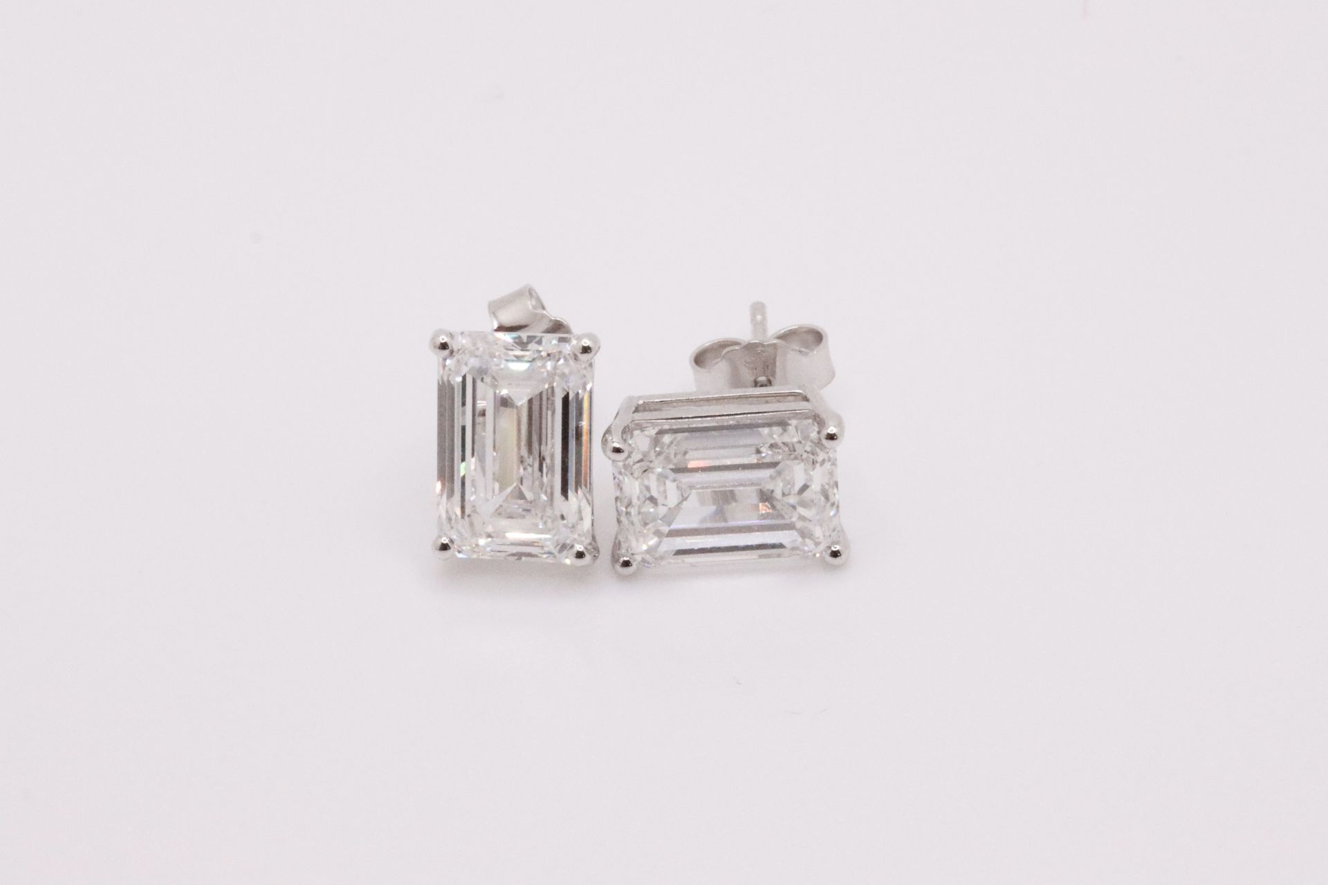 Emerald Cut 4.00 Carat Natural Diamond Earrings 18kt White Gold - Colour H - SI Clarity- GIA - Image 6 of 7