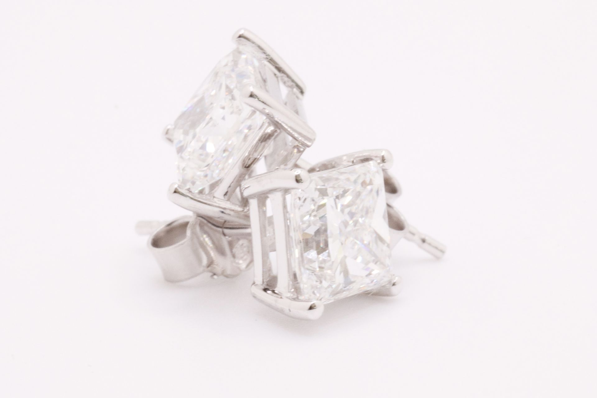 Princess Cut 4.00 Carat Diamond Earrings Set in 18kt White Gold - F Colour VS Clarity - IGI - Bild 3 aus 5