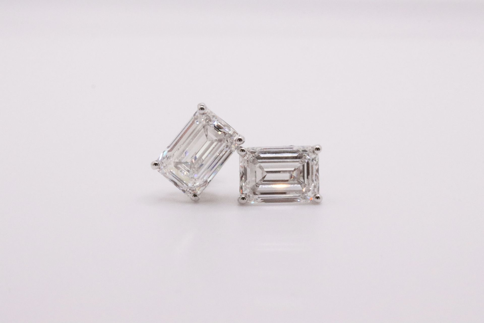 Emerald Cut 4.00 Carat Natural Diamond Earrings 18kt White Gold - Colour H - SI Clarity- GIA - Image 5 of 7