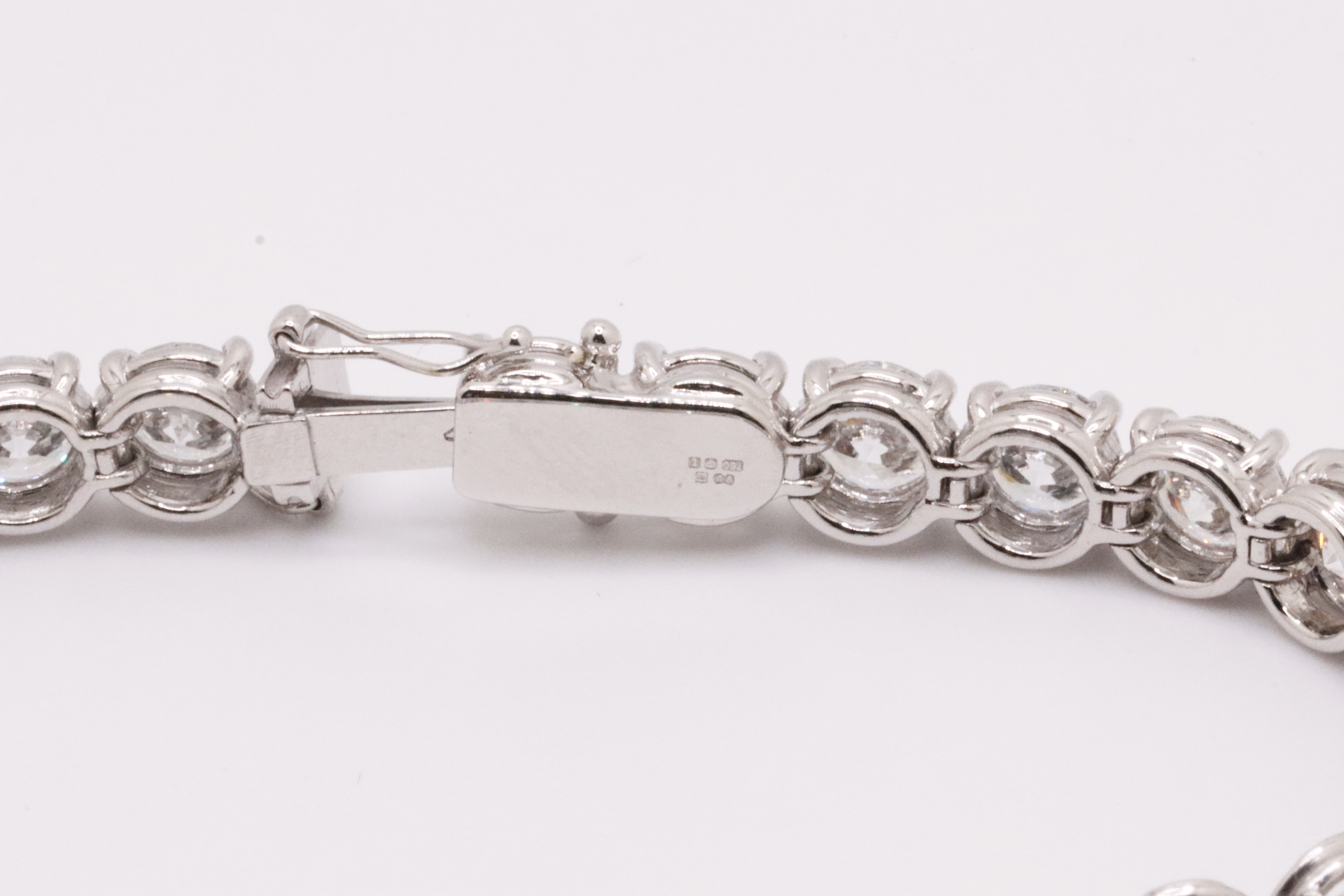 Round Brilliant Cut 14 Carat Natural Diamond Tennis Bracelet H Colour VS Clarity - 18Kt White Gold - Image 8 of 14