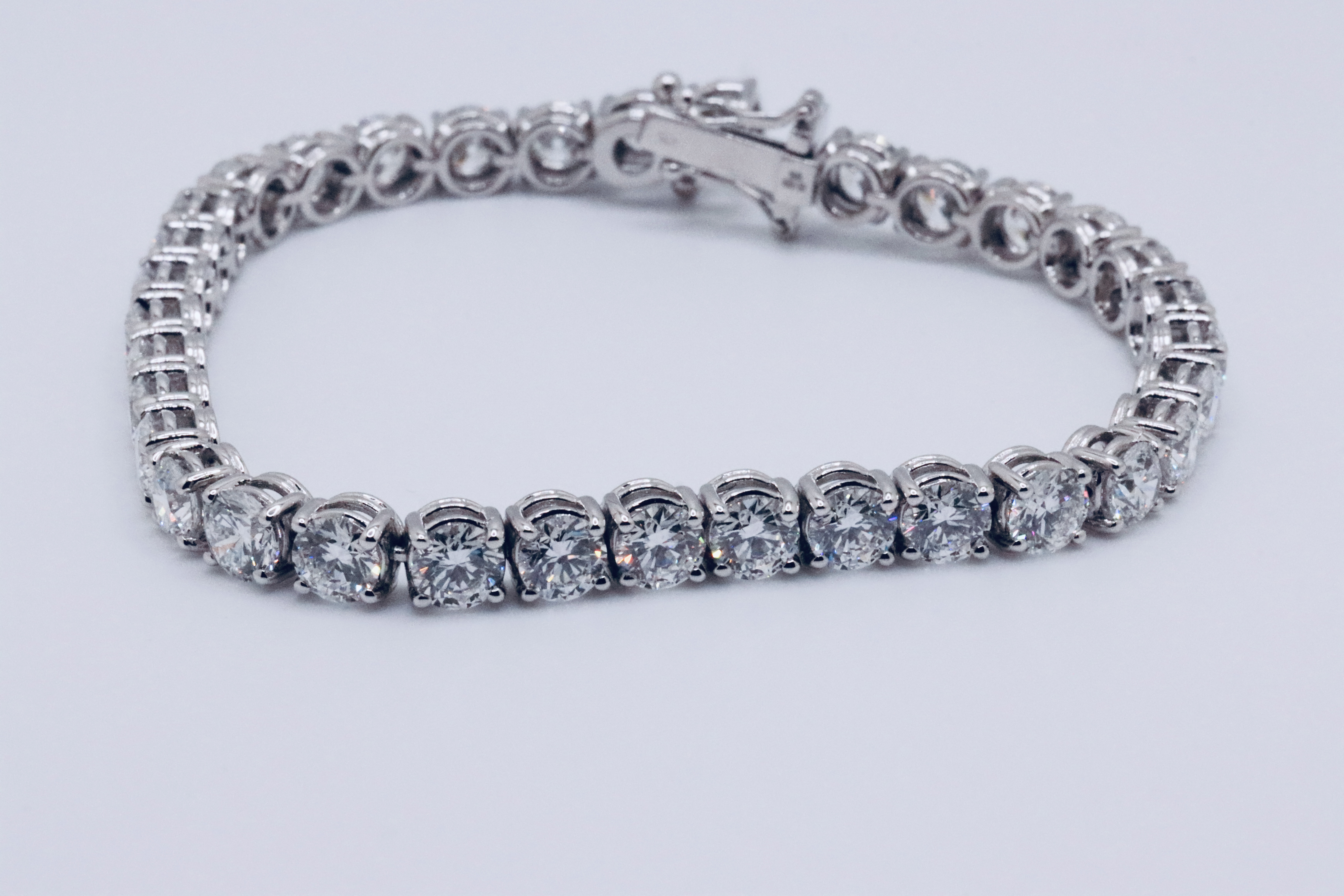 Round Brilliant Cut 14 Carat Diamond Tennis Bracelet E Colour VS Clarity - 18Kt White Gold - IGI - Image 4 of 11