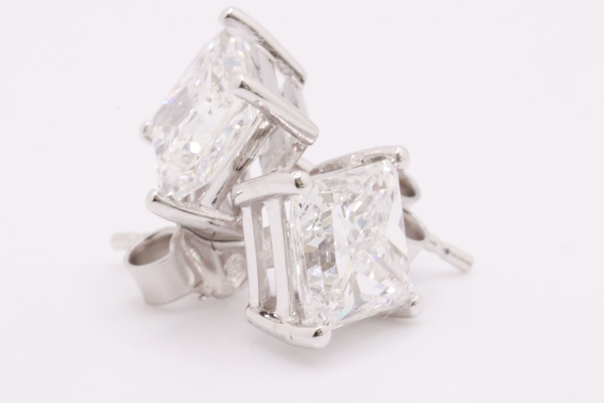 Princess Cut 4.00 Carat Diamond Earrings Set in 18kt White Gold - F Colour VS Clarity - IGI - Bild 4 aus 5