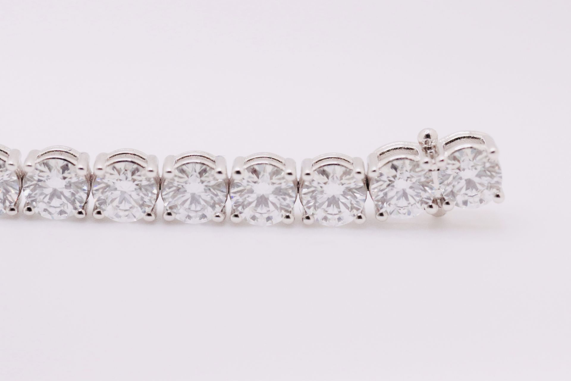 Round Brilliant Cut 23 Carat Diamond Tennis Bracelet D Colour VVS Clarity - 18Kt White Gold - IGI - Image 7 of 10