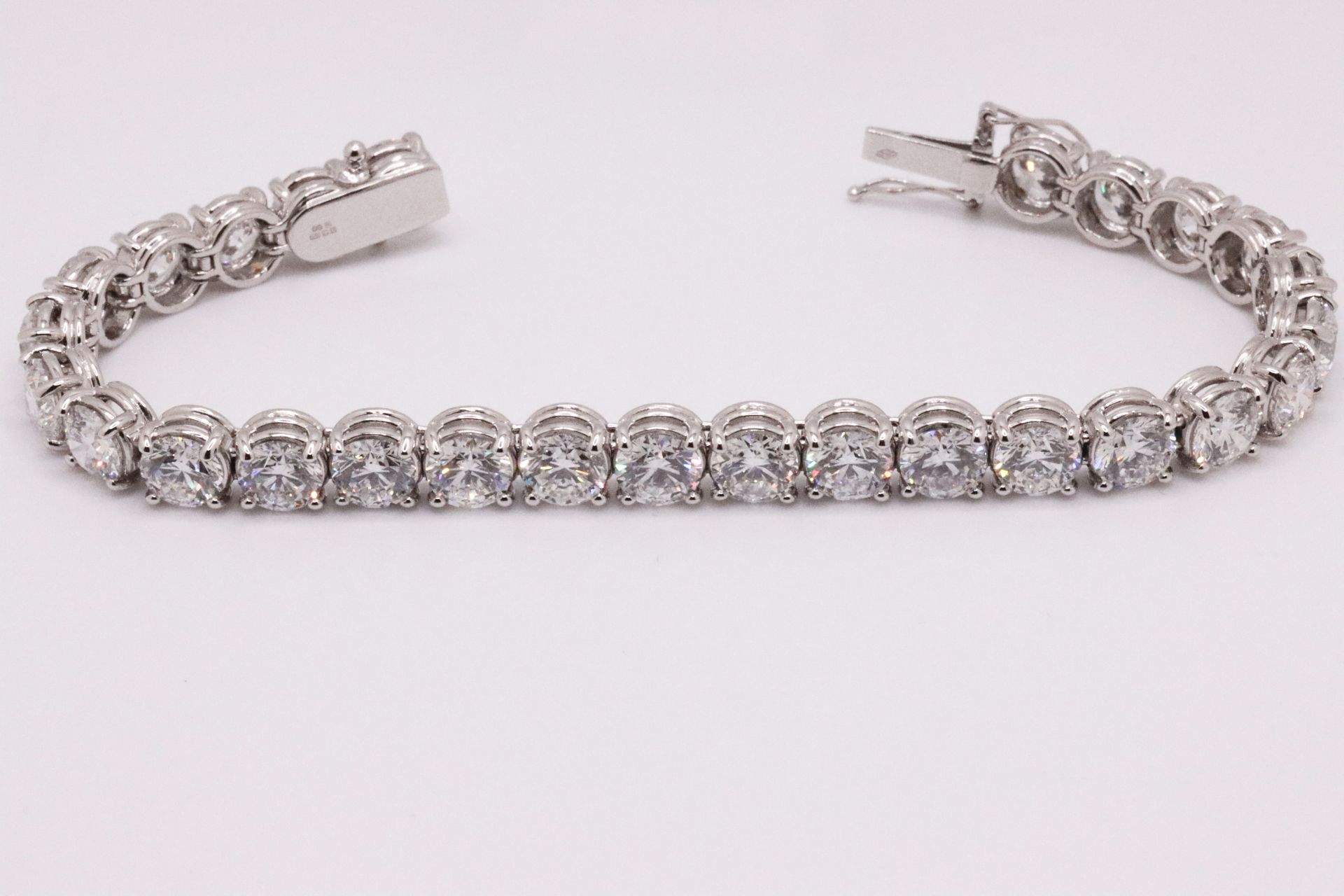 Round Brilliant Cut 14 Carat Natural Diamond Tennis Bracelet H Colour VS Clarity - 18Kt White Gold - Image 2 of 14