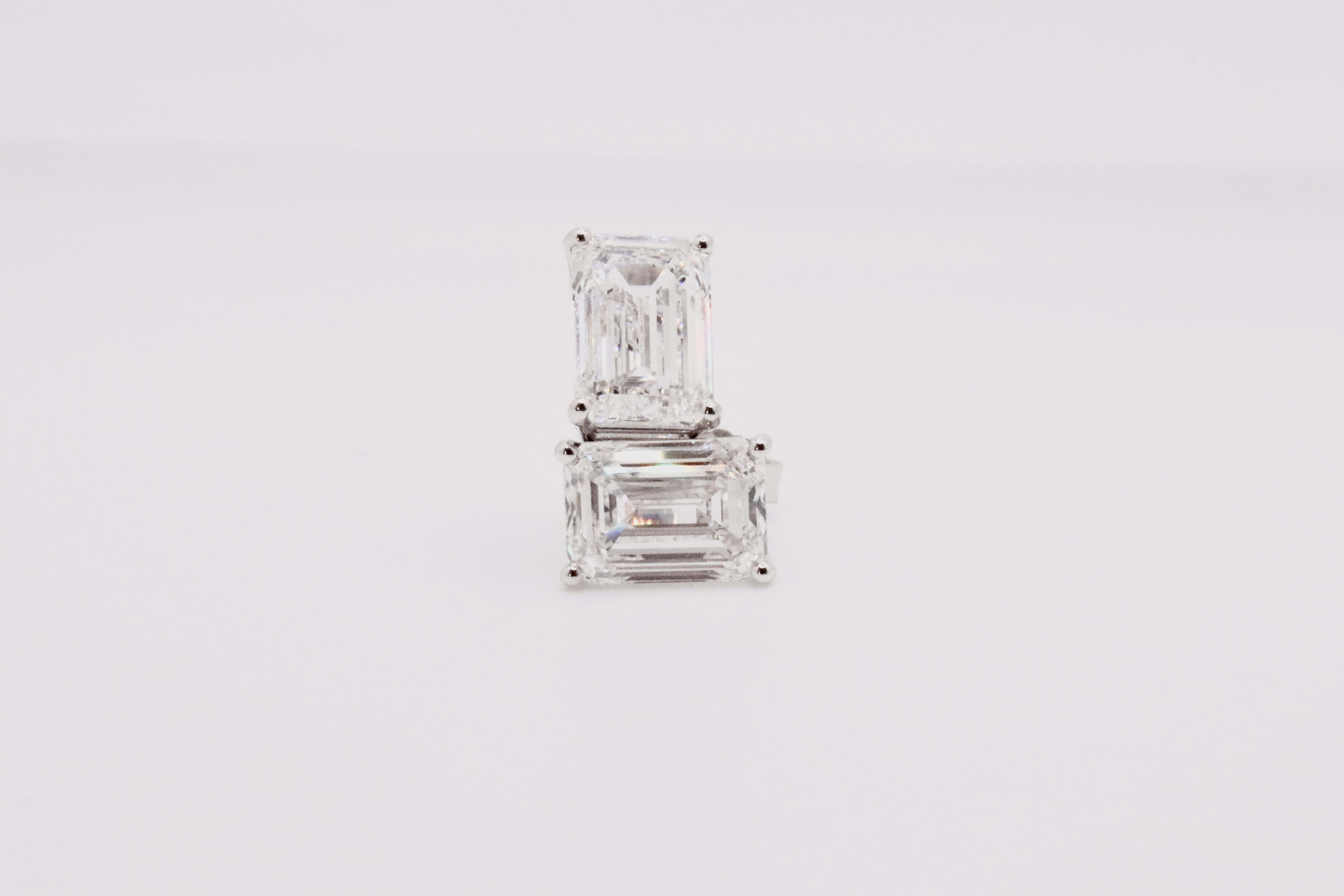Emerald Cut 2.00 Carat Natural Diamond Earrings 18kt White Gold - Colour F - VS Clarity- GIA - Image 2 of 4