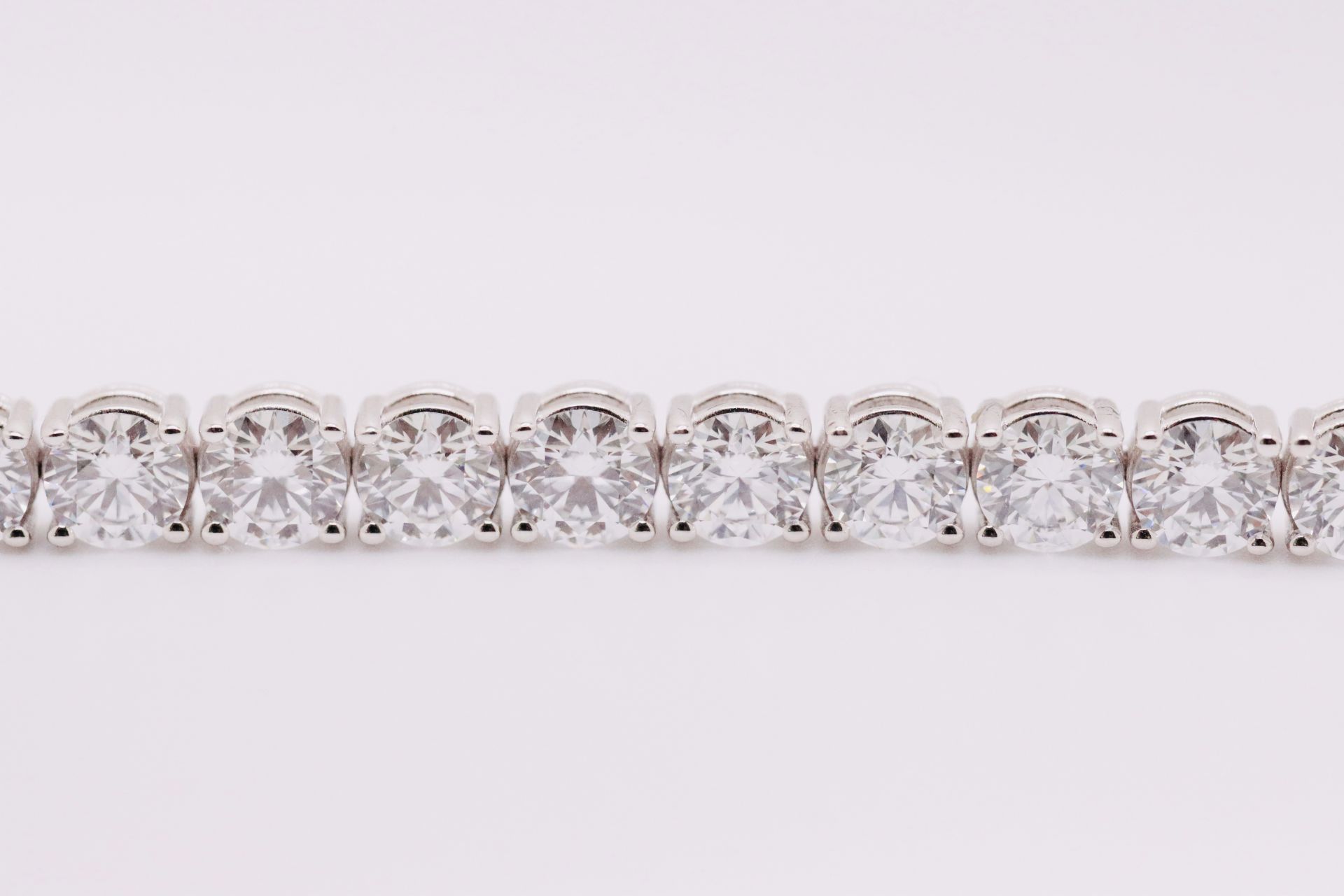 Round Brilliant Cut 23 Carat Diamond Tennis Bracelet D Colour VVS Clarity - 18Kt White Gold - IGI - Image 7 of 8