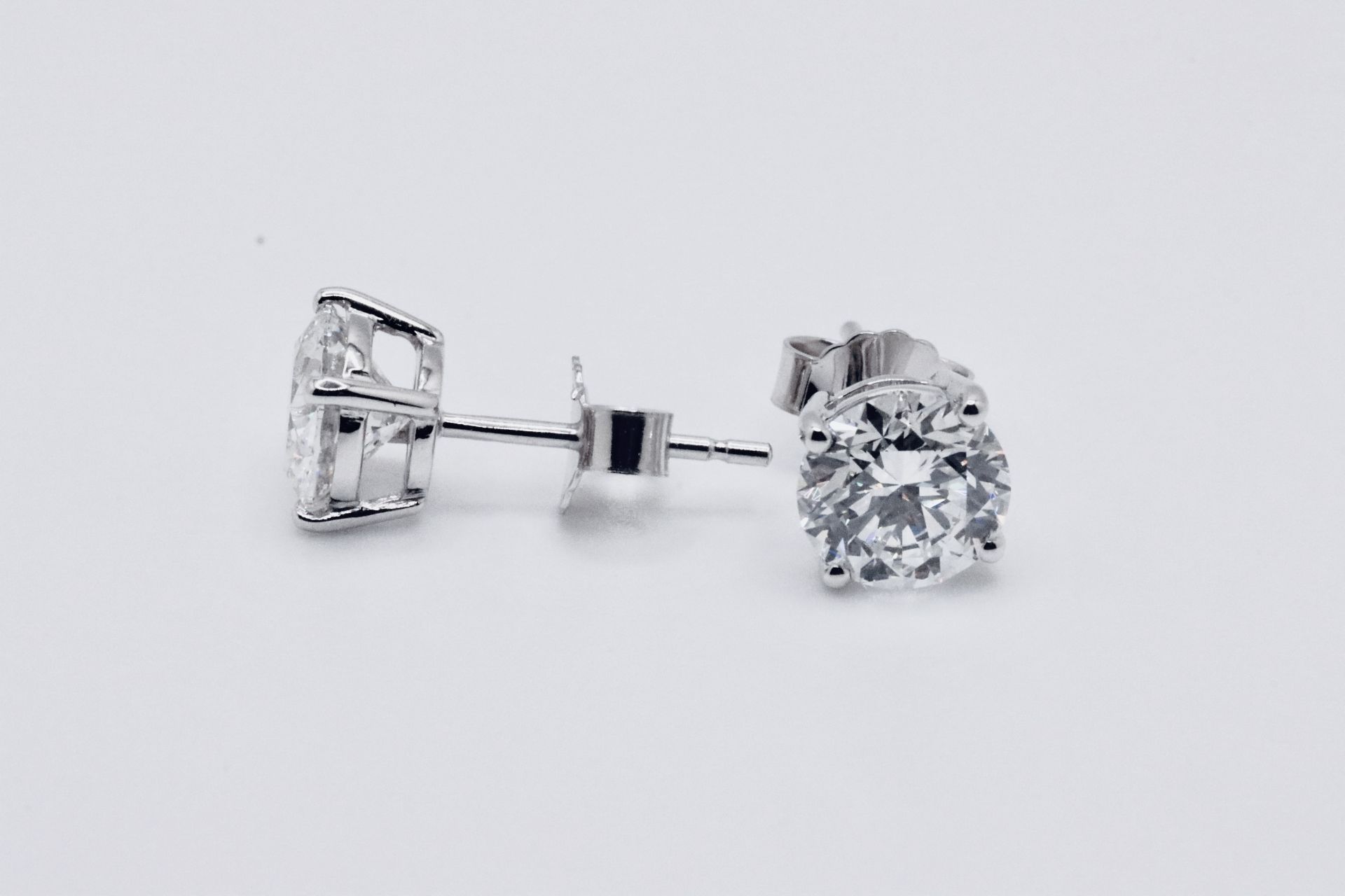 Round Brilliant Cut 3.00 Carat Natural Diamond Earrings 18kt White Gold - Colour F - SI Clarity- GIA - Bild 3 aus 4