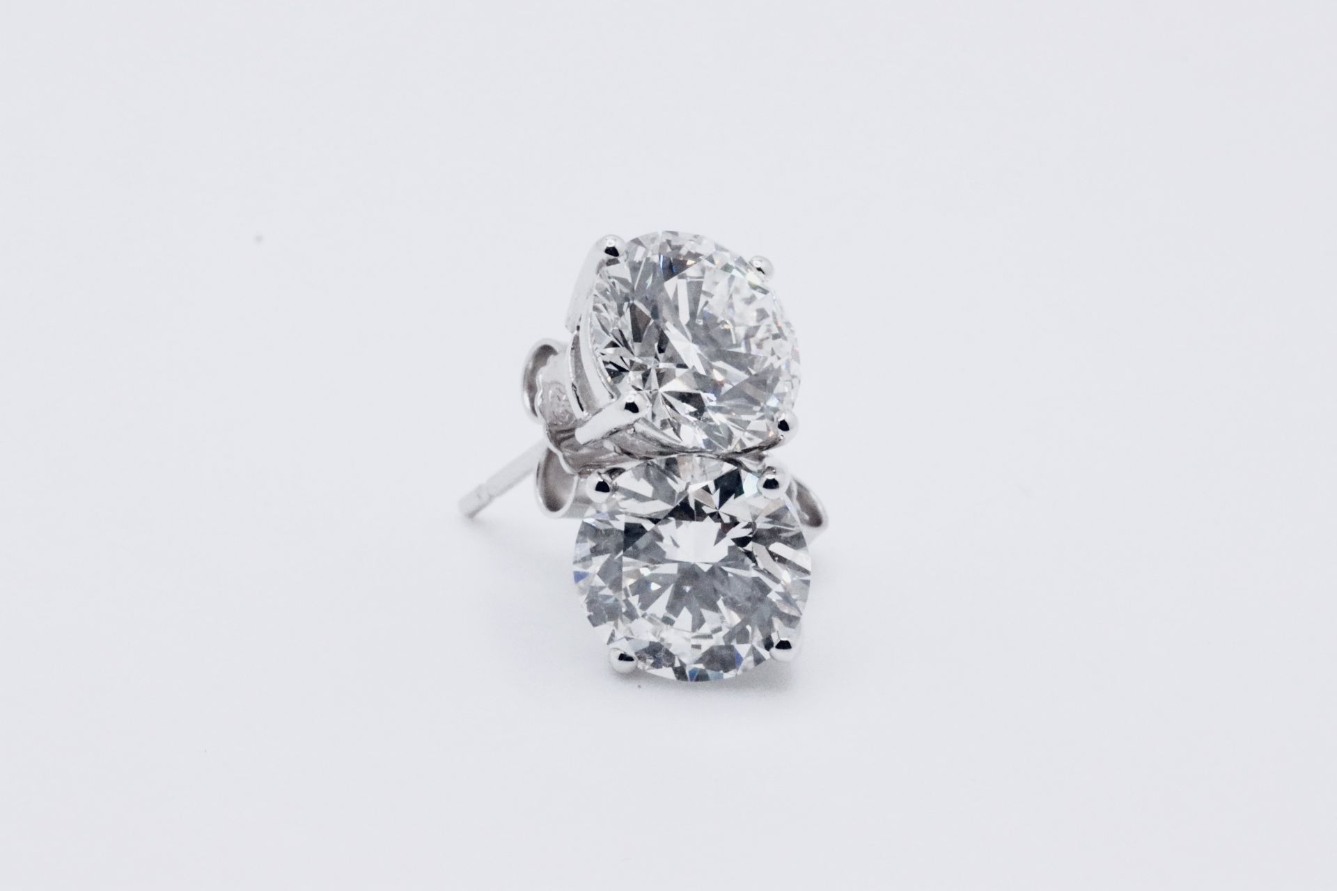 Round Brilliant Cut 2.00 Carat Diamond Earrings Set in 18kt Gold - F Colour VVS - GIA - Bild 2 aus 4
