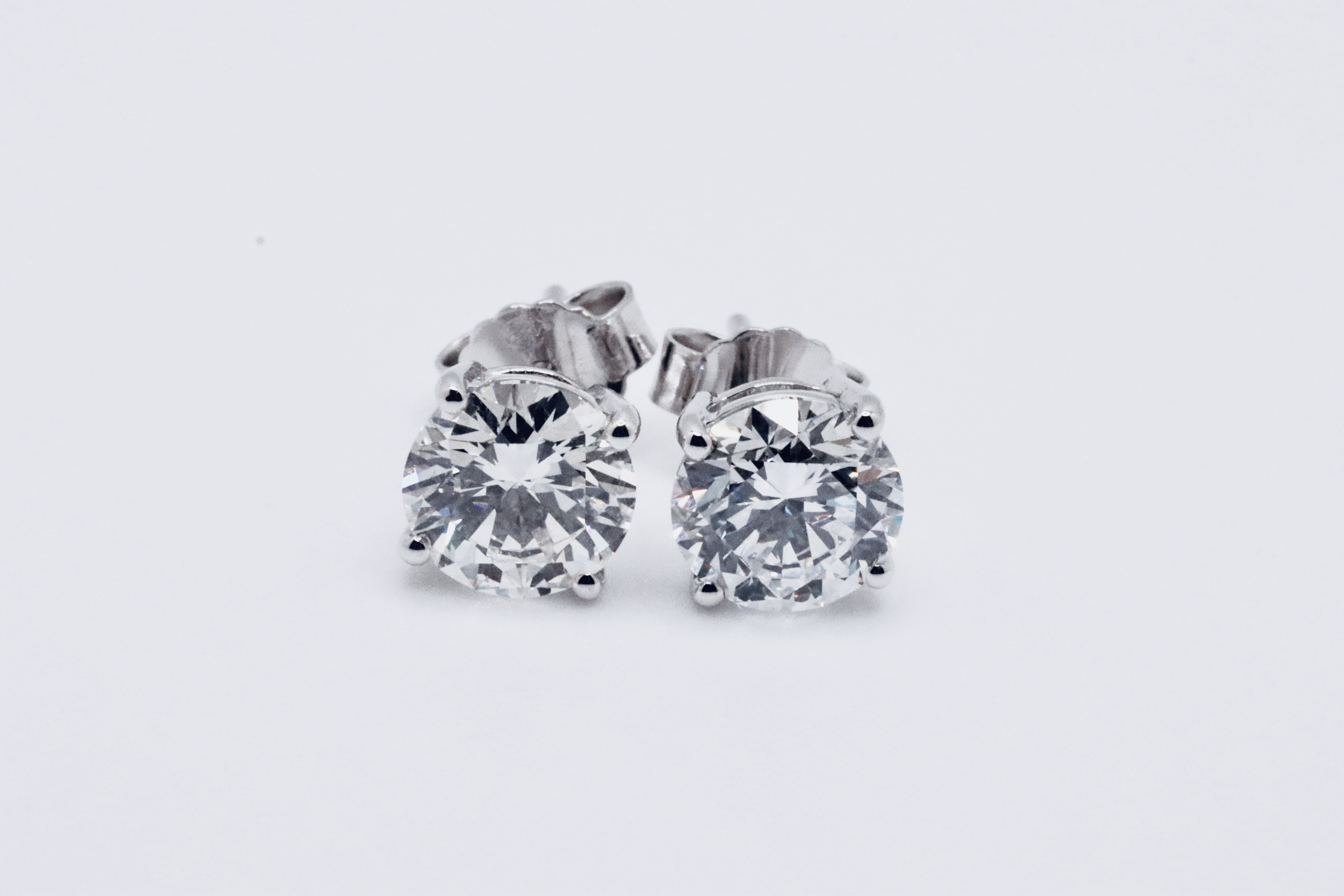 Round Brilliant Cut 3.00 Carat Natural Diamond Earrings 18kt White Gold - Colour F - SI Clarity- GIA - Image 2 of 4