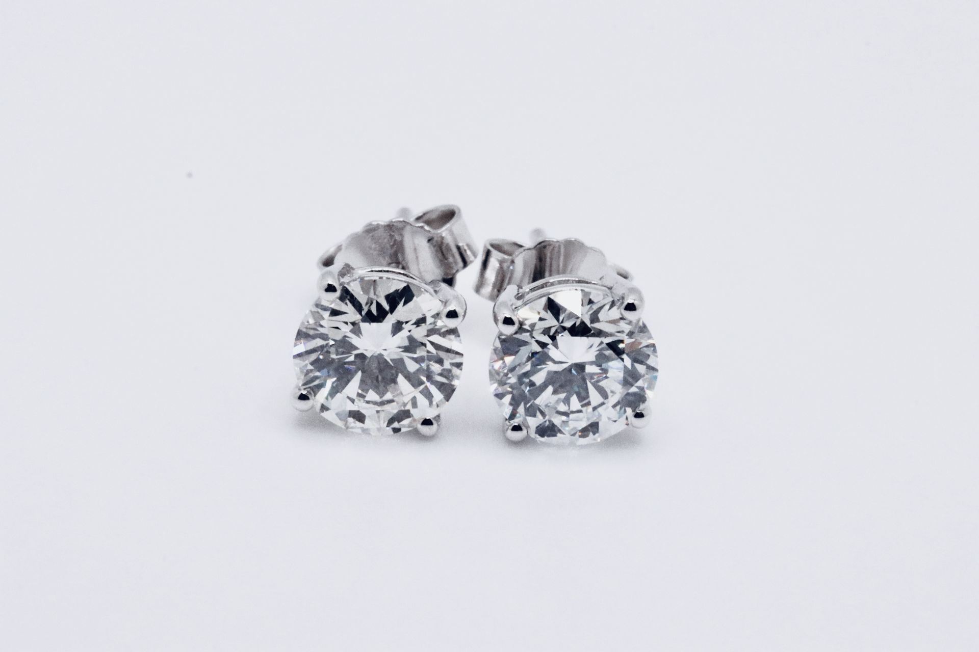Round Brilliant Cut 3.00 Carat Natural Diamond Earrings 18kt White Gold - Colour F - SI Clarity- GIA - Bild 2 aus 4