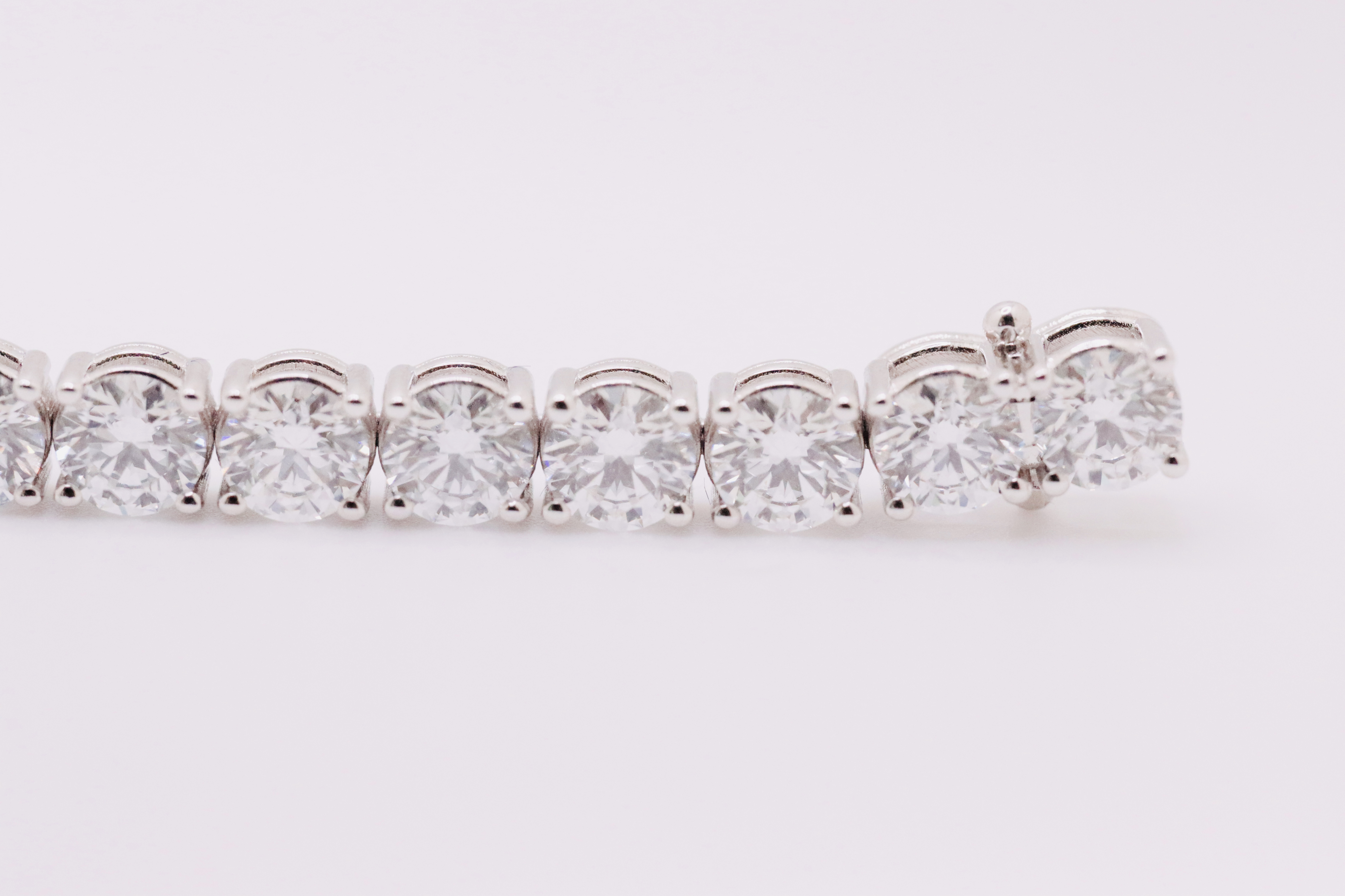 Round Brilliant Cut 23 Carat Diamond Tennis Bracelet D Colour VVS Clarity - 18Kt White Gold - IGI - Image 6 of 8