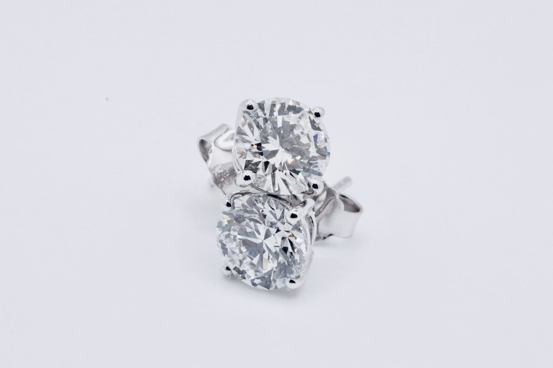 Round Brilliant Cut 1.50 Carat Diamond 18kt White Gold Earrings- E Colour VS Clarity IGI - Bild 2 aus 6