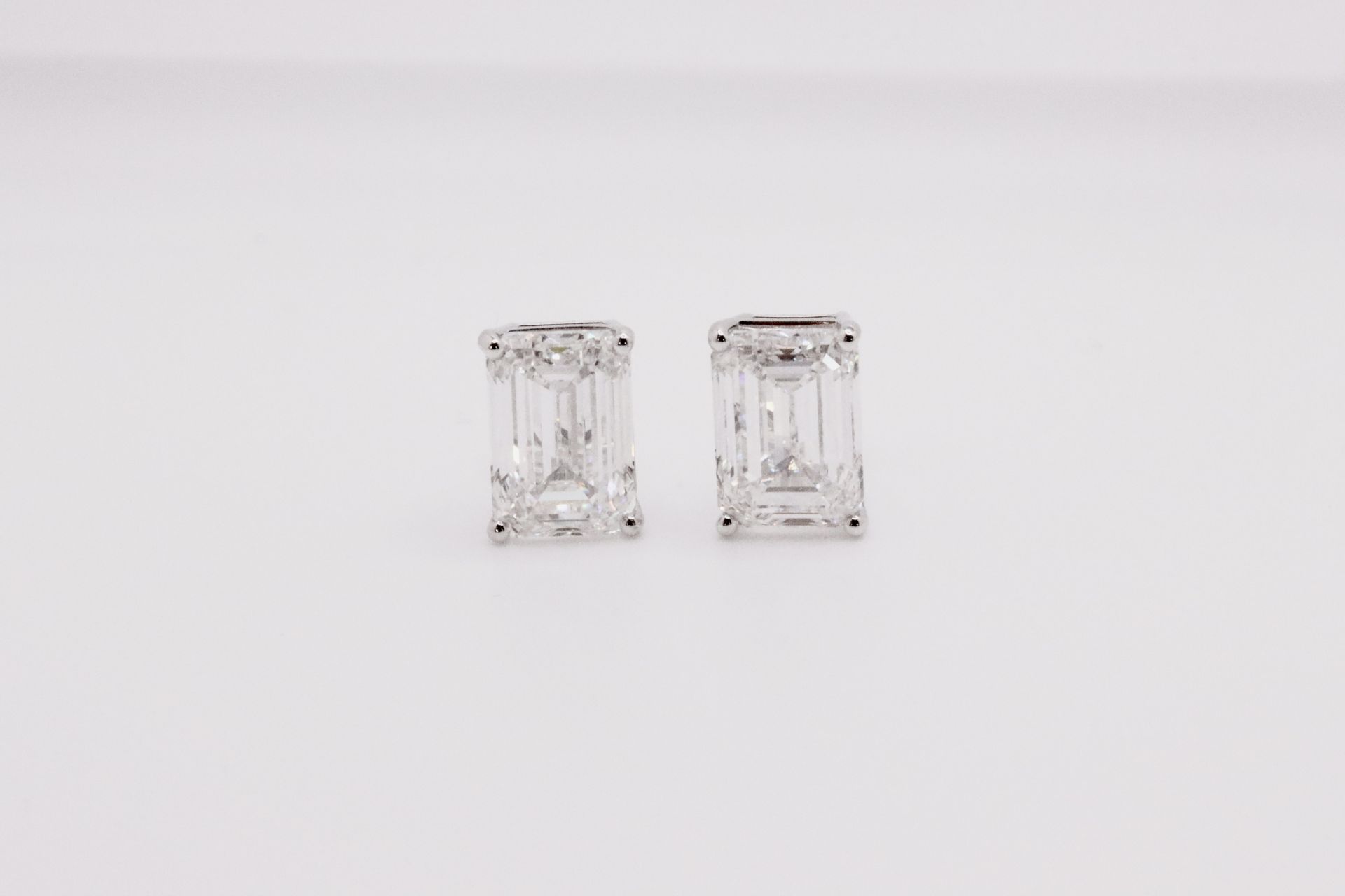 Emerald Cut 2.00 Carat Natural Diamond Earrings 18kt White Gold - Colour F - VS Clarity- GIA - Image 3 of 4