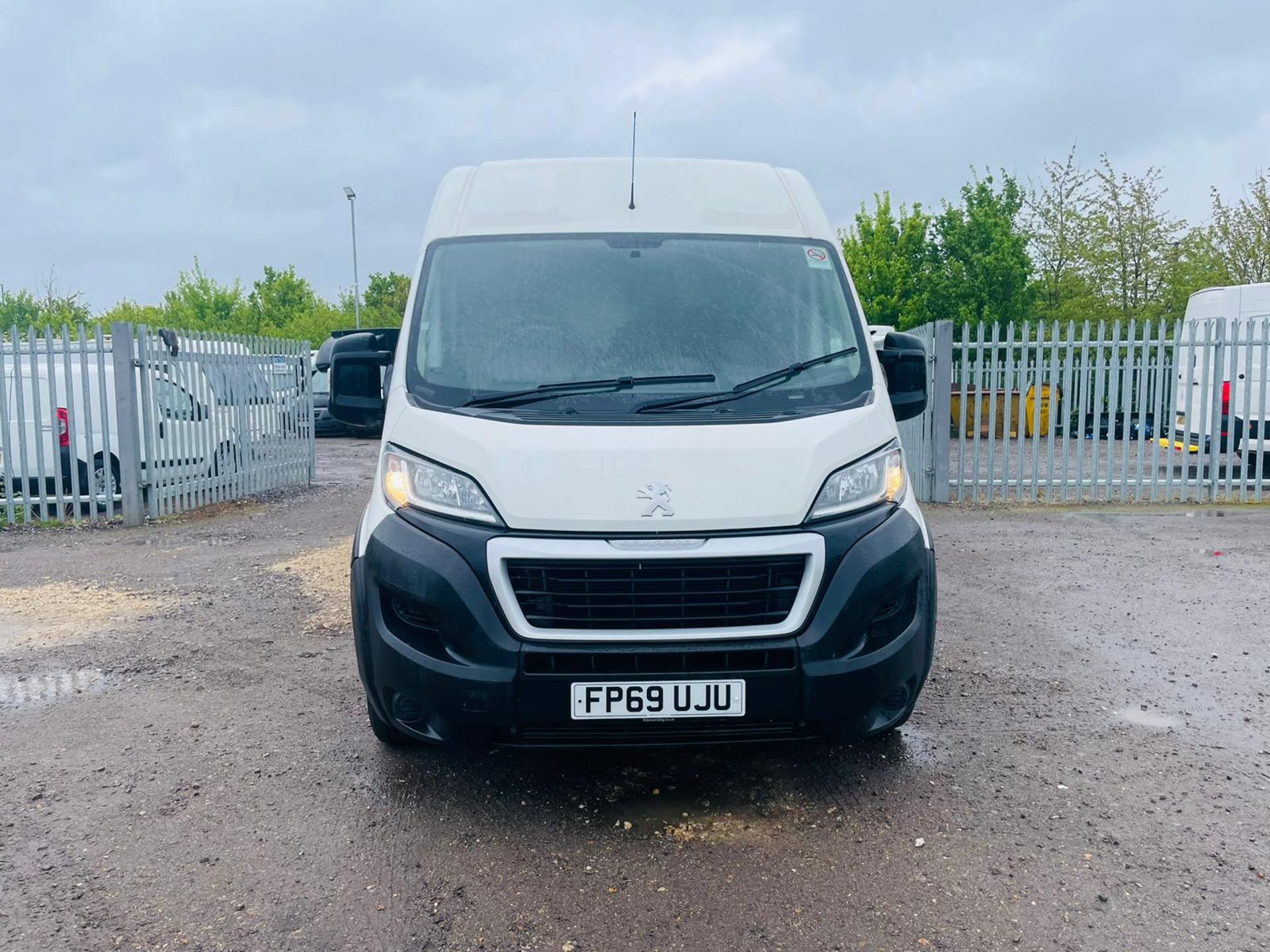 Peugeot Boxer Professional 435 BlueHDI 140 2.2 L4 H2 2019 '69 Reg' - A/C -ULEZ Compliant -Bluetooth - Image 2 of 22