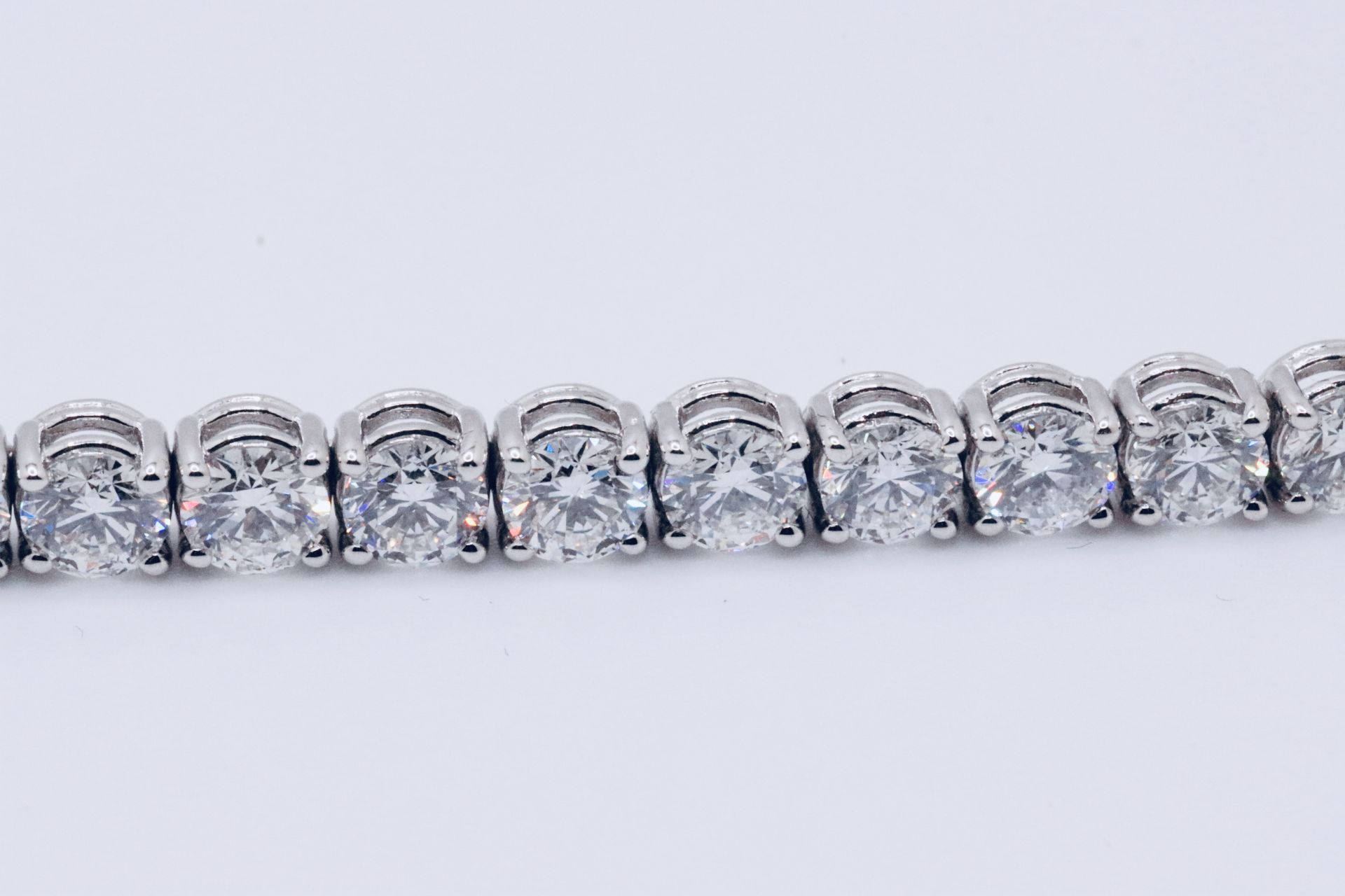Round Brilliant Cut 14 Carat Diamond Tennis Bracelet E Colour VS Clarity - 18Kt White Gold - IGI - Image 6 of 8