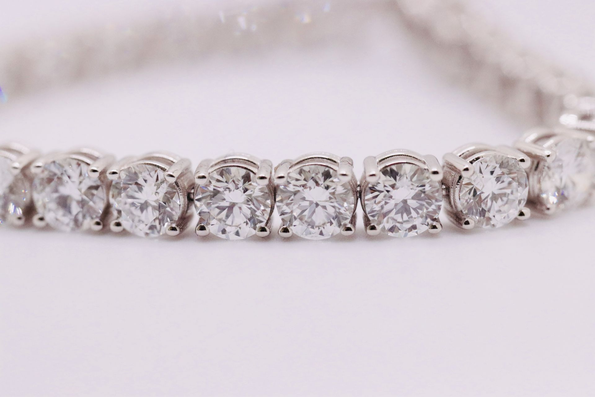 Round Brilliant Cut 23 Carat Diamond Tennis Bracelet G Colour VS Clarity - 18Kt White Gold - IGI - Image 2 of 7