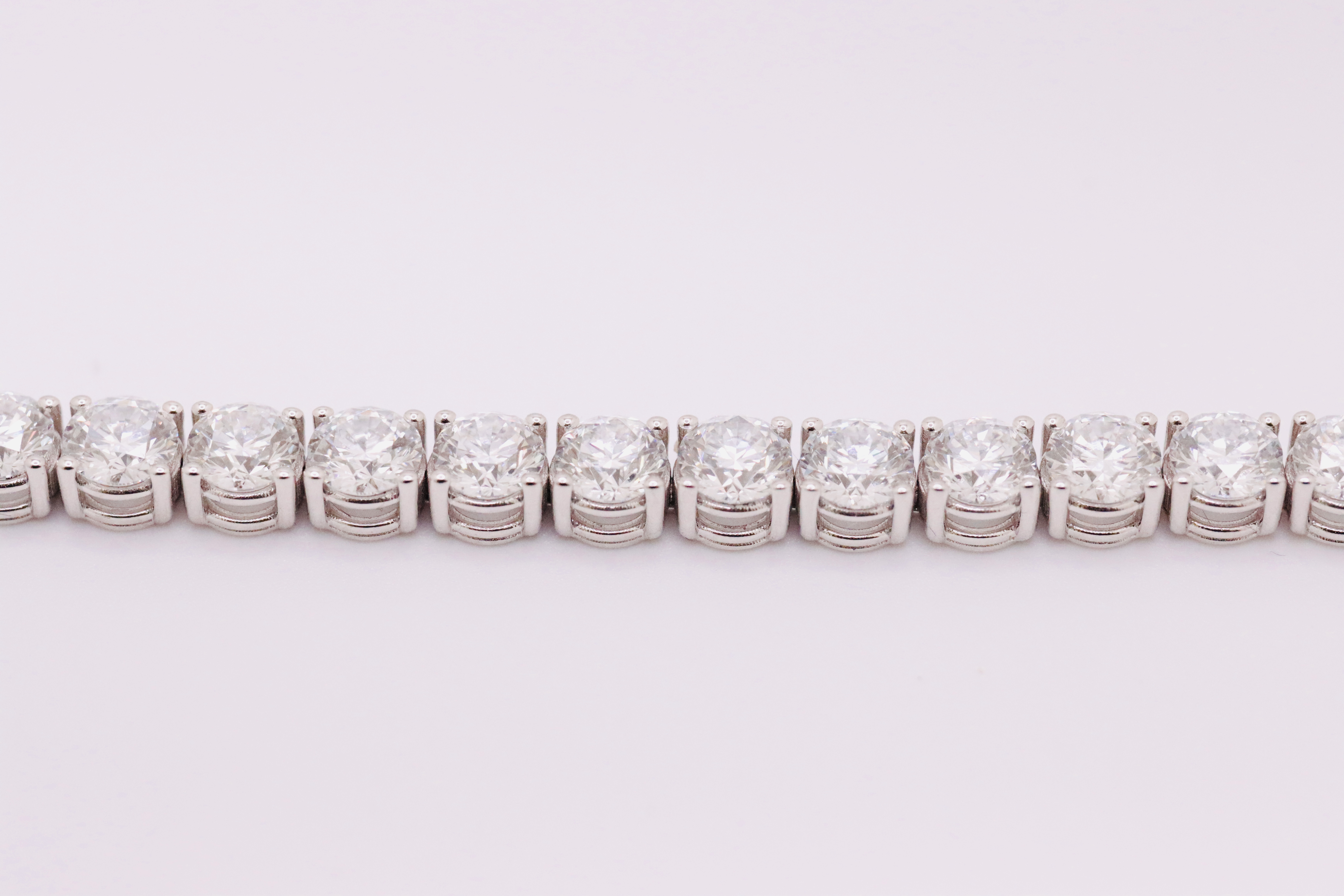 Round Brilliant Cut 21 Carat Diamond Tennis Bracelet D Colour VVS Clarity - 18Kt White Gold - IGI - Image 7 of 9