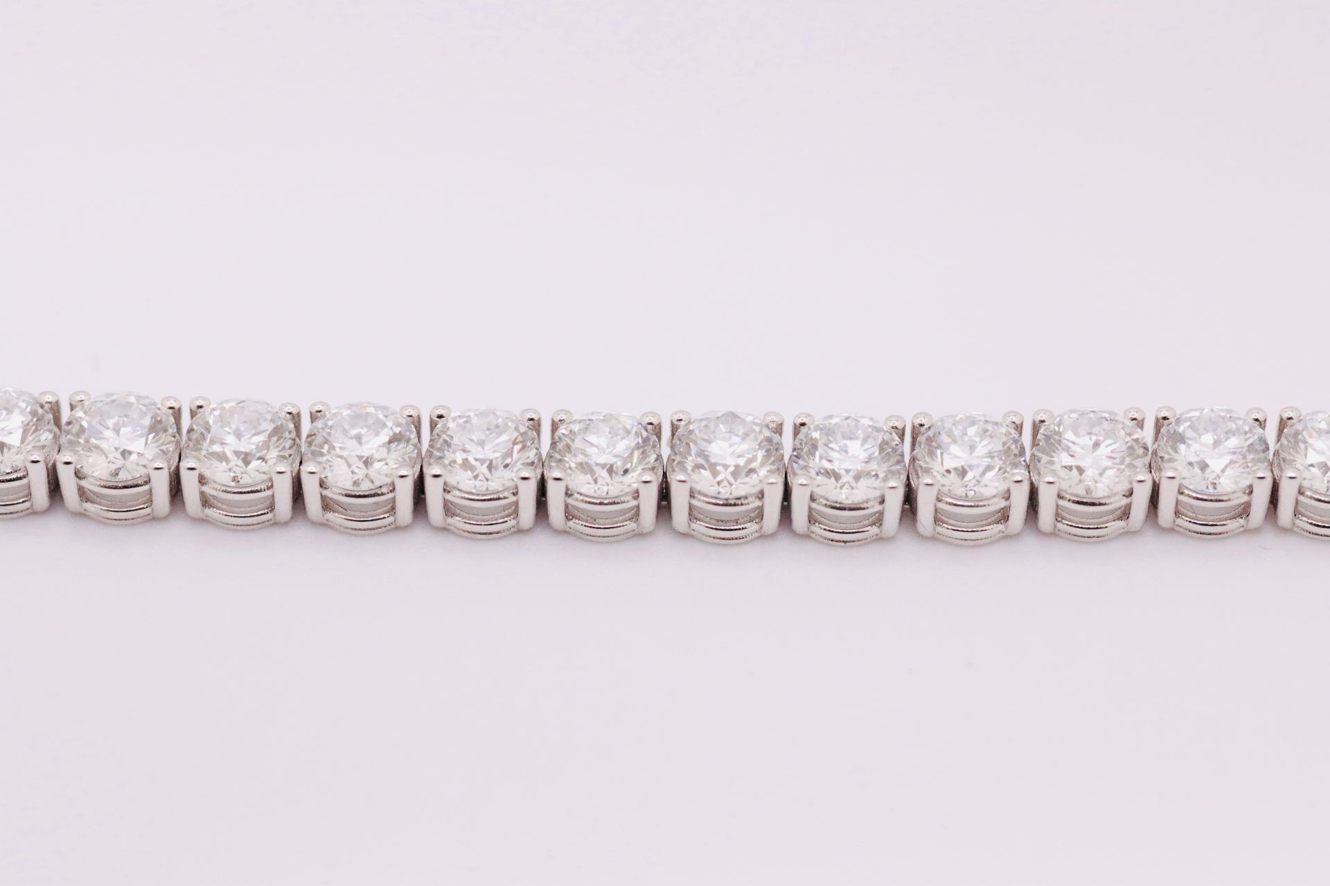 Round Brilliant Cut 21 Carat Diamond Tennis Bracelet D Colour VVS Clarity - 18Kt White Gold - IGI - Image 7 of 9