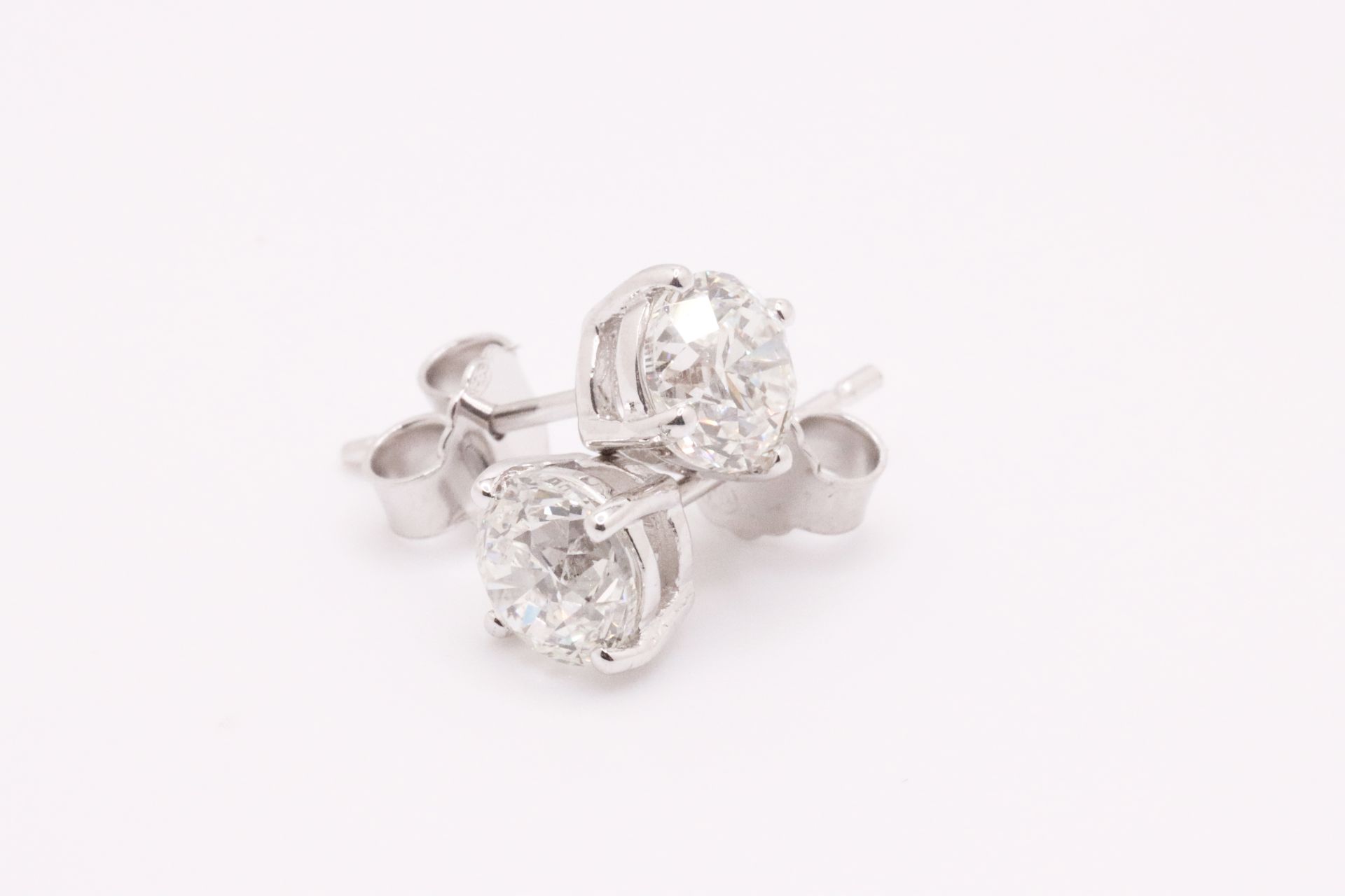 Round Brilliant Cut Natural Diamond 2.00 Carat H Colour VS2 Clarity White Gold Earrings - IGI - Image 3 of 6