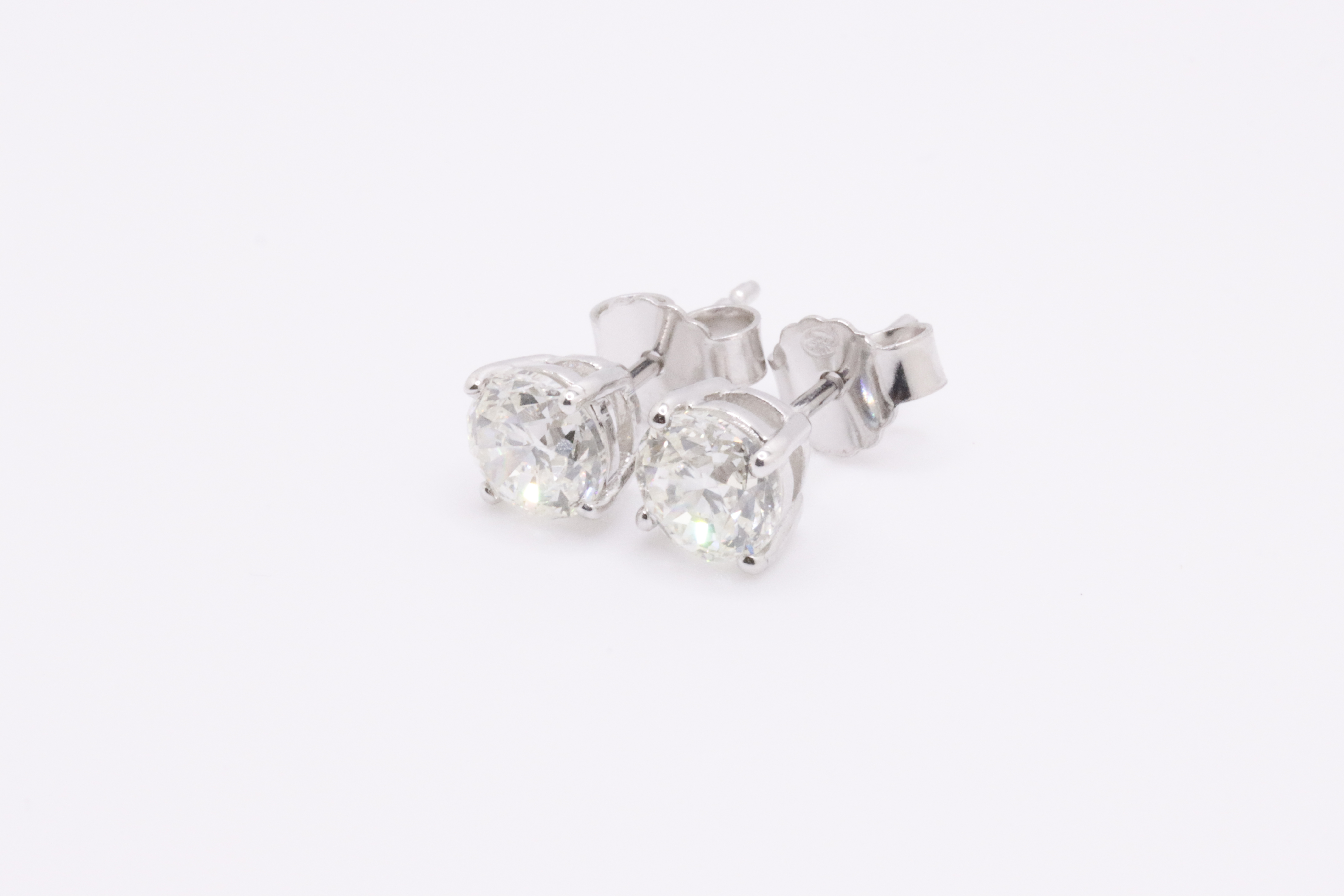 ** ON SALE ** Round Brilliant Cut 1.00 Carat Diamond 18kt White Gold Earrings- F Colour VS Clarity - Image 3 of 5