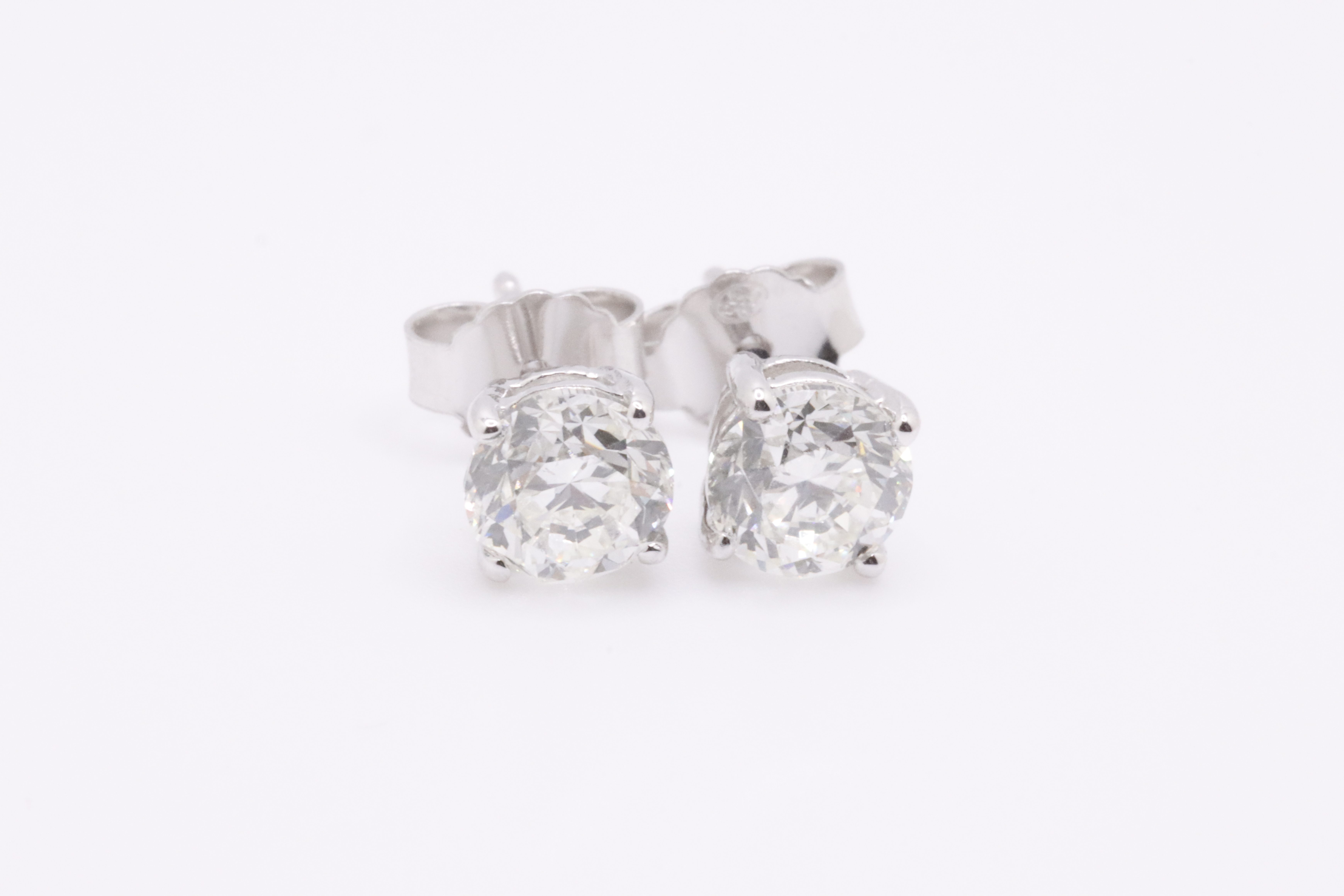 ** ON SALE ** Round Brilliant Cut 1.00 Carat Diamond 18kt White Gold Earrings- F Colour VS Clarity - Image 2 of 5