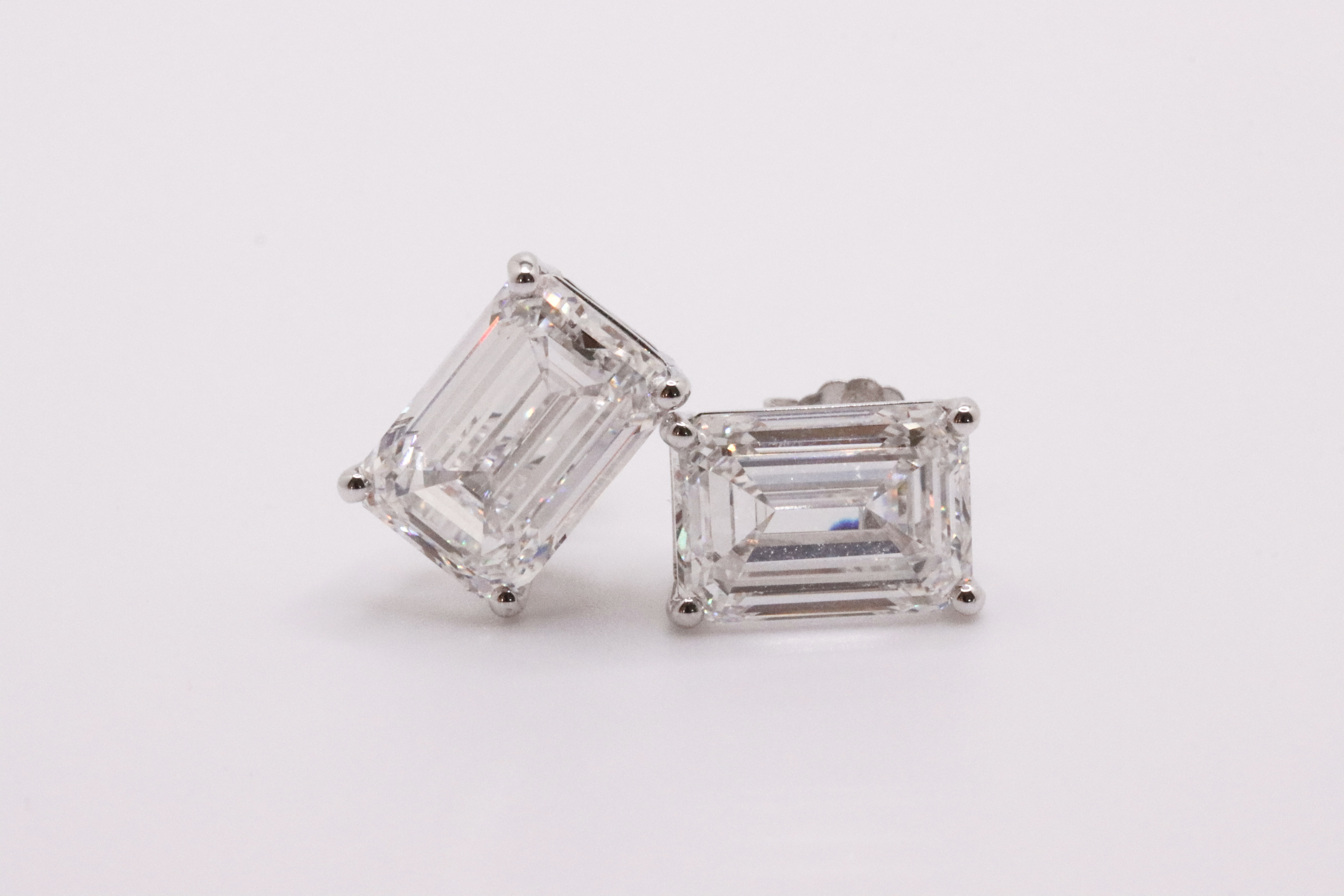 Emerald Cut Cut 10.00 Carat Diamond 18kt White Gold Earrings- D Colour VVS Clarity IGI - Image 9 of 10