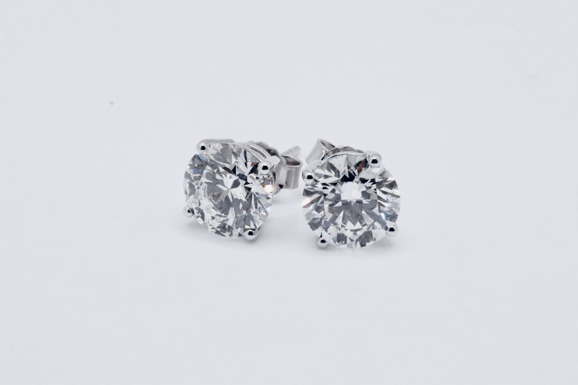 Round Brilliant Cut 2.00 Carat Diamond Earrings Set in 18kt Gold - F Colour VVS - GIA