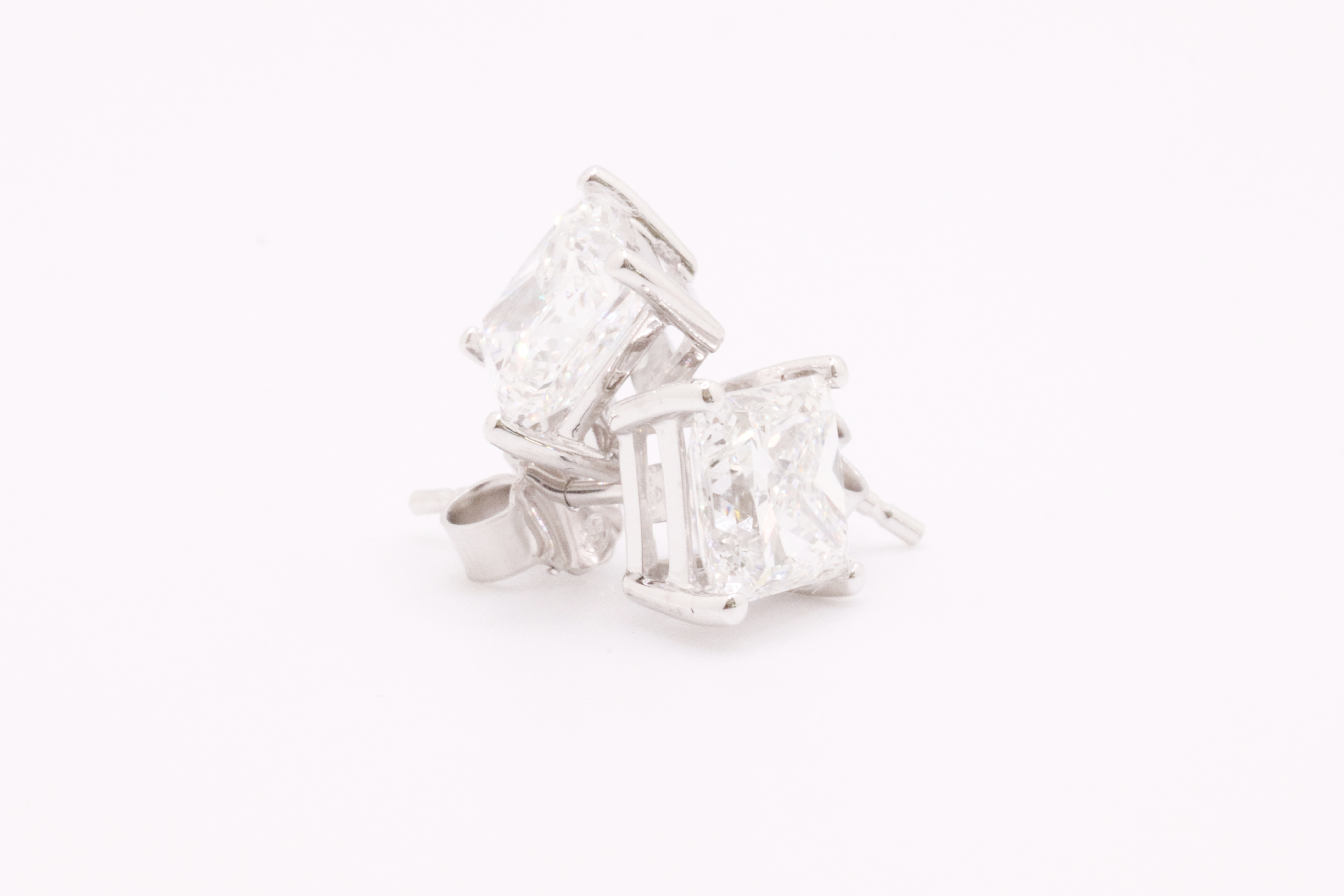 Princess Cut 4.00 Carat Diamond Earrings Set in 18kt White Gold - E Colour VVS Clarity - IGI - Image 2 of 5