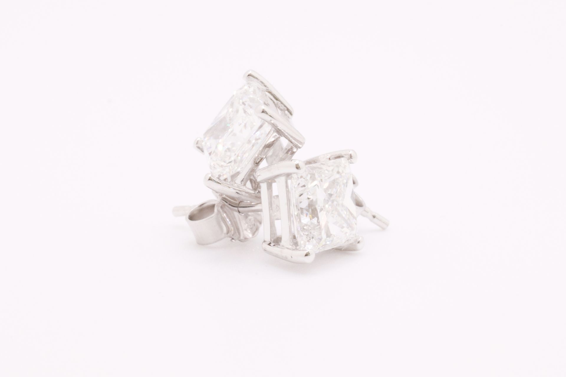 Princess Cut 4.00 Carat Diamond Earrings Set in 18kt White Gold - E Colour VVS Clarity - IGI - Bild 2 aus 5