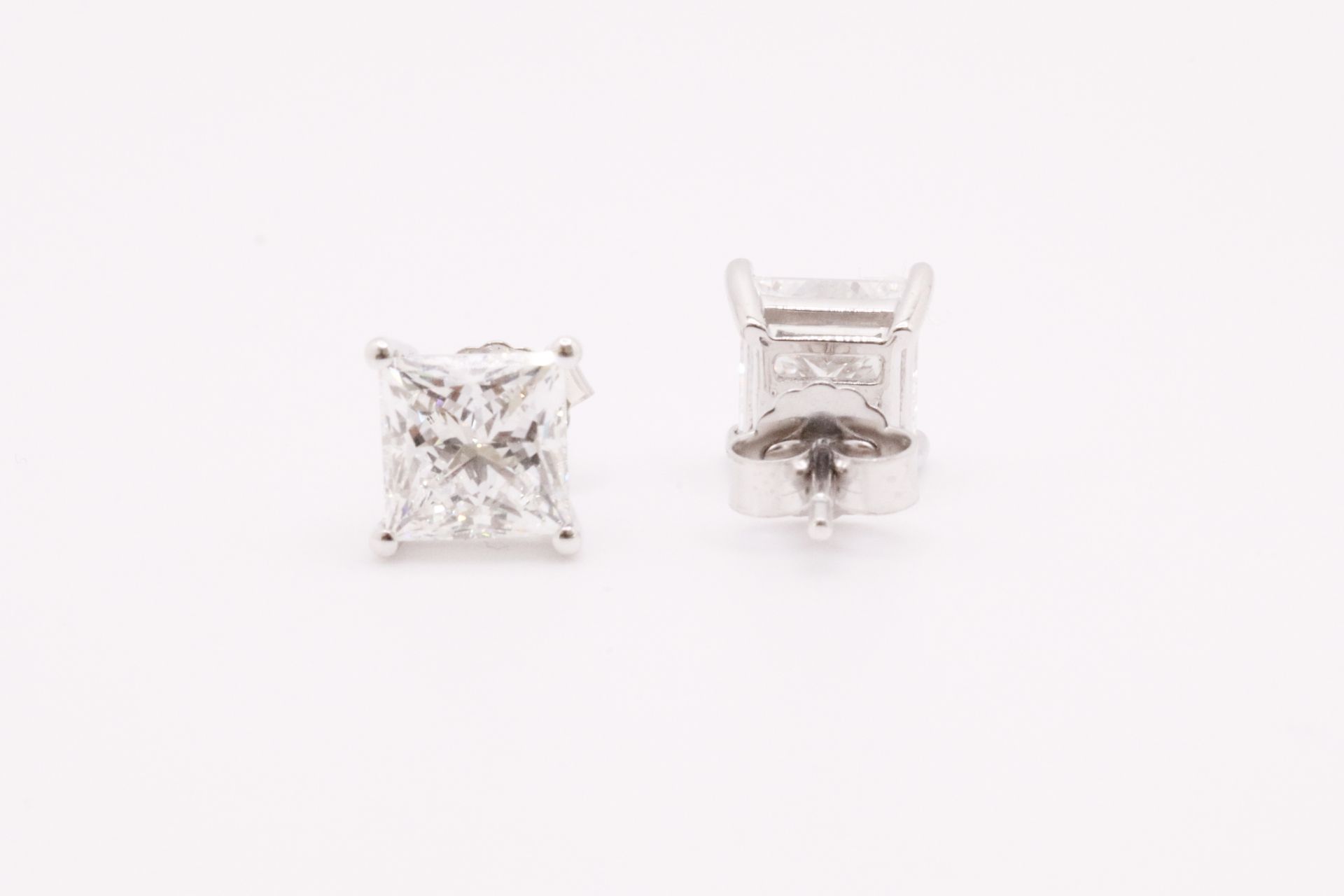 Princess Cut 6.00 Carat Diamond Earrings Set in 18kt White Gold - E Colour VS Clarity - IGI - Bild 4 aus 7