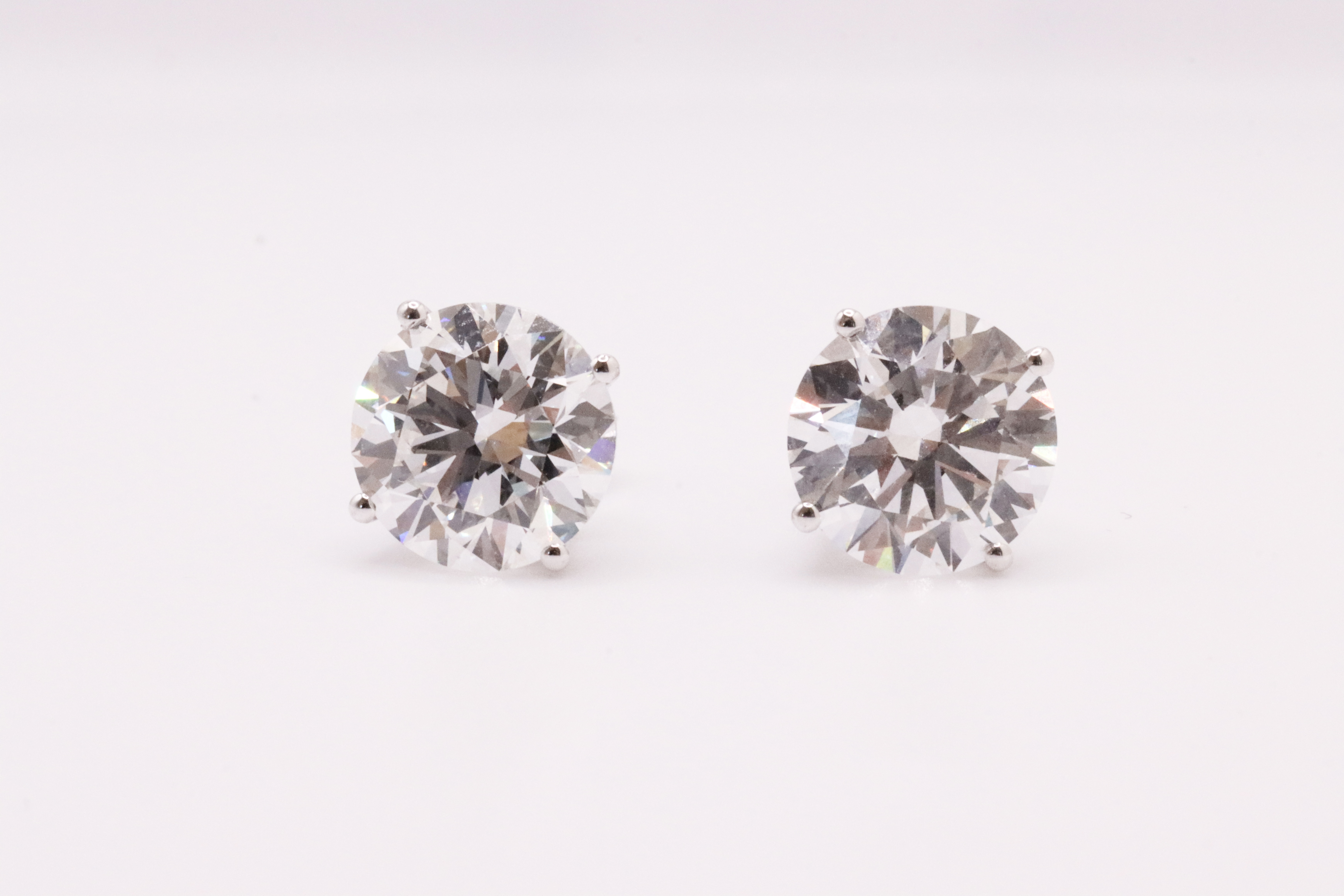 Round Brilliant Cut 7.00 Carat Diamond Earrings Set in 18kt White Gold - E Colour VS Clarity - IGI - Image 2 of 5