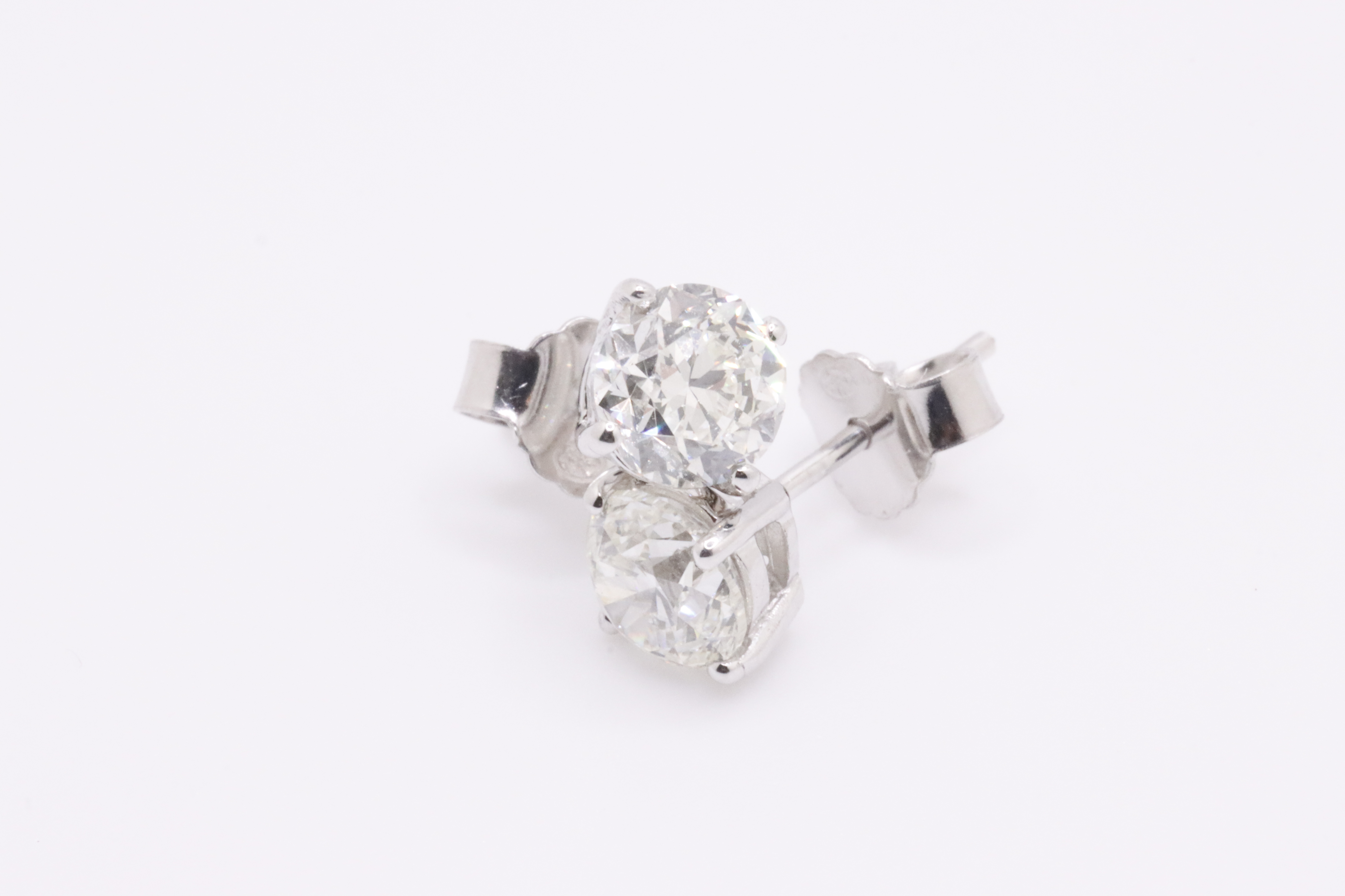 ** ON SALE ** Round Brilliant Cut 1.00 Carat Diamond 18kt White Gold Earrings- F Colour VS Clarity - Image 4 of 5