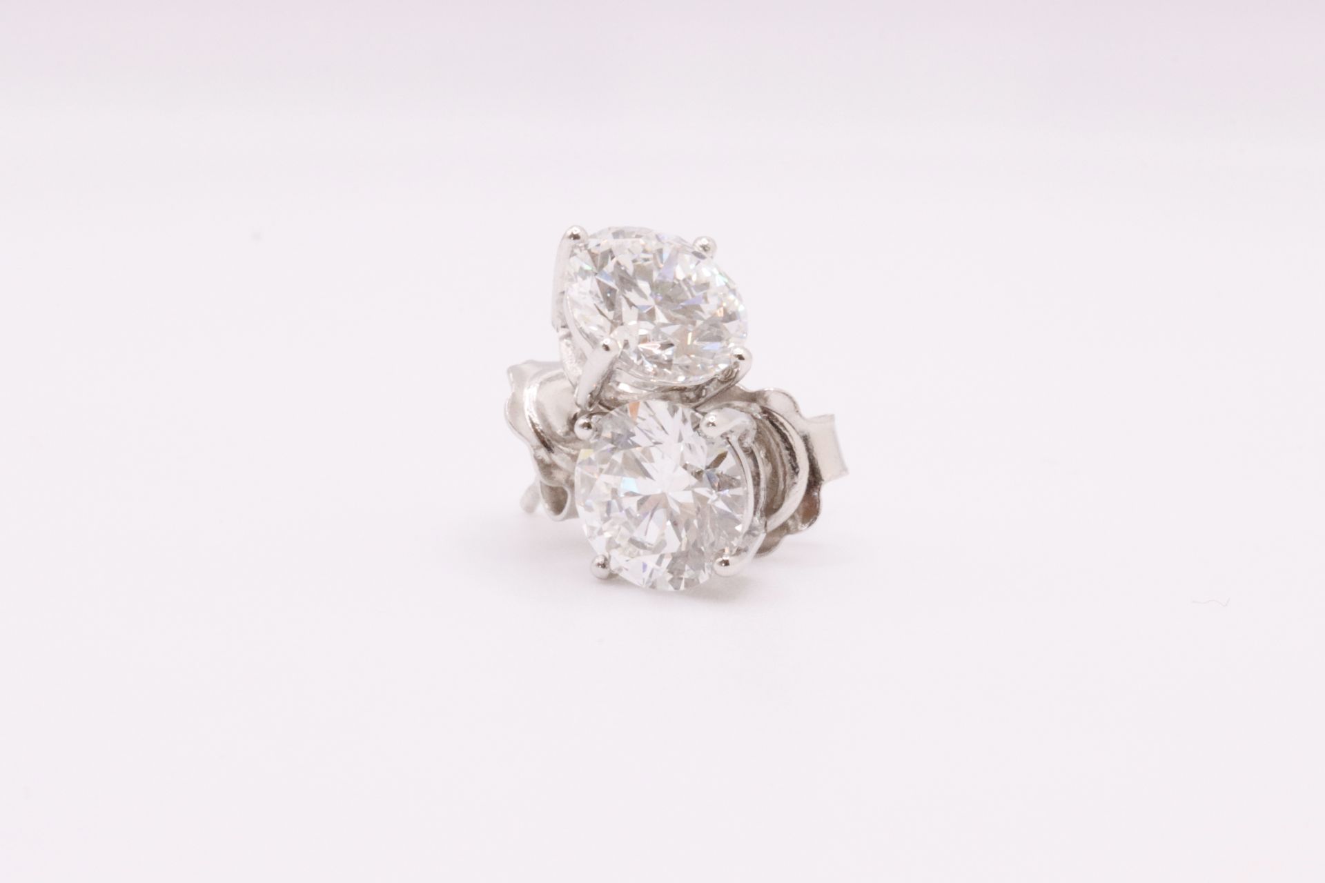 Round Brilliant Cut 2.00 Carat Diamond Earrings Set in 18kt White Gold - F Colour VVS2 Clarity - IGI