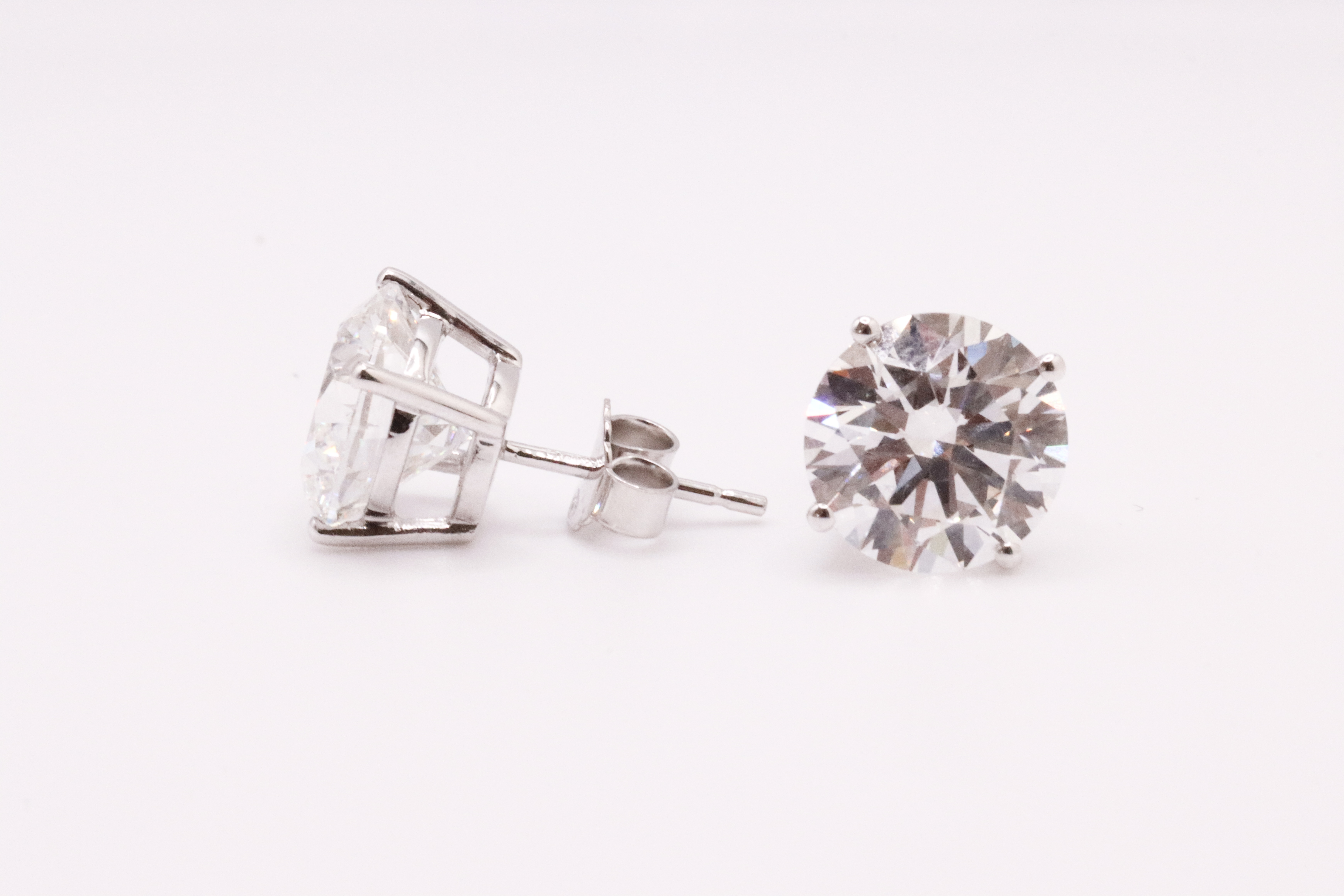 Round Brilliant Cut 7.00 Carat Diamond Earrings Set in 18kt White Gold - E Colour VS Clarity - IGI - Image 4 of 5