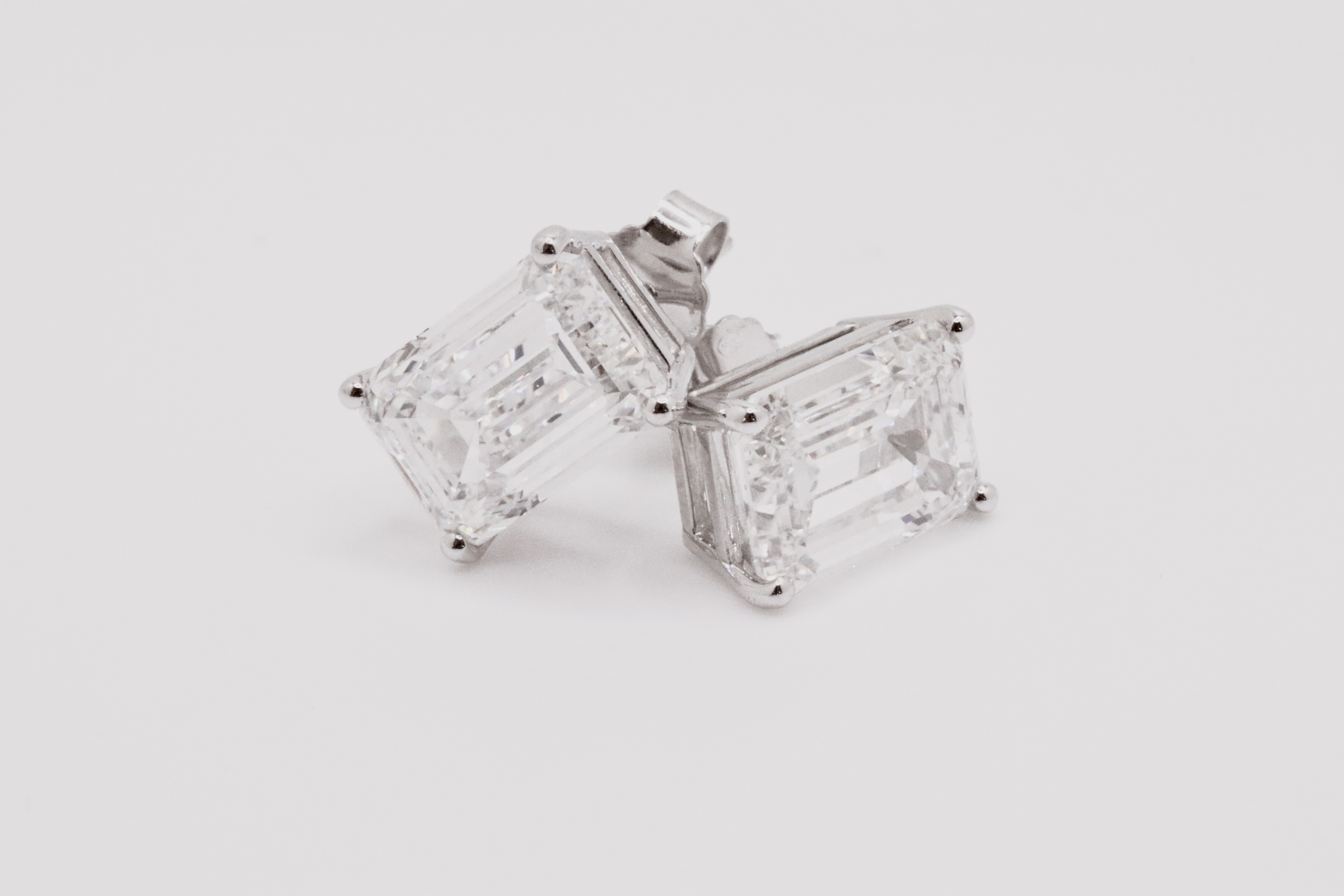 Emerald Cut 4.00 Carat Natural Diamond Earrings 18kt White Gold - Colour H - SI Clarity- GIA - Image 3 of 4