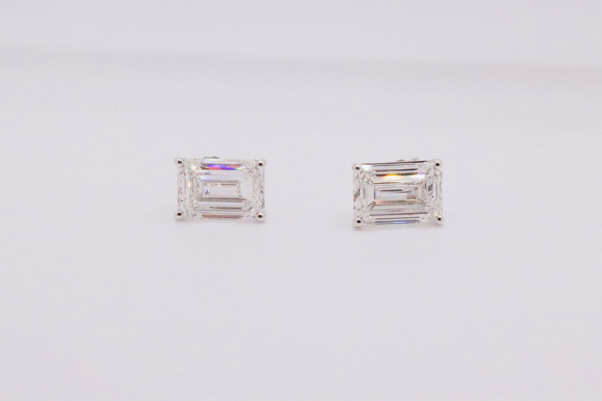 Emerald Cut Cut 10.00 Carat Diamond 18kt White Gold Earrings- D Colour VVS Clarity IGI - Image 5 of 10