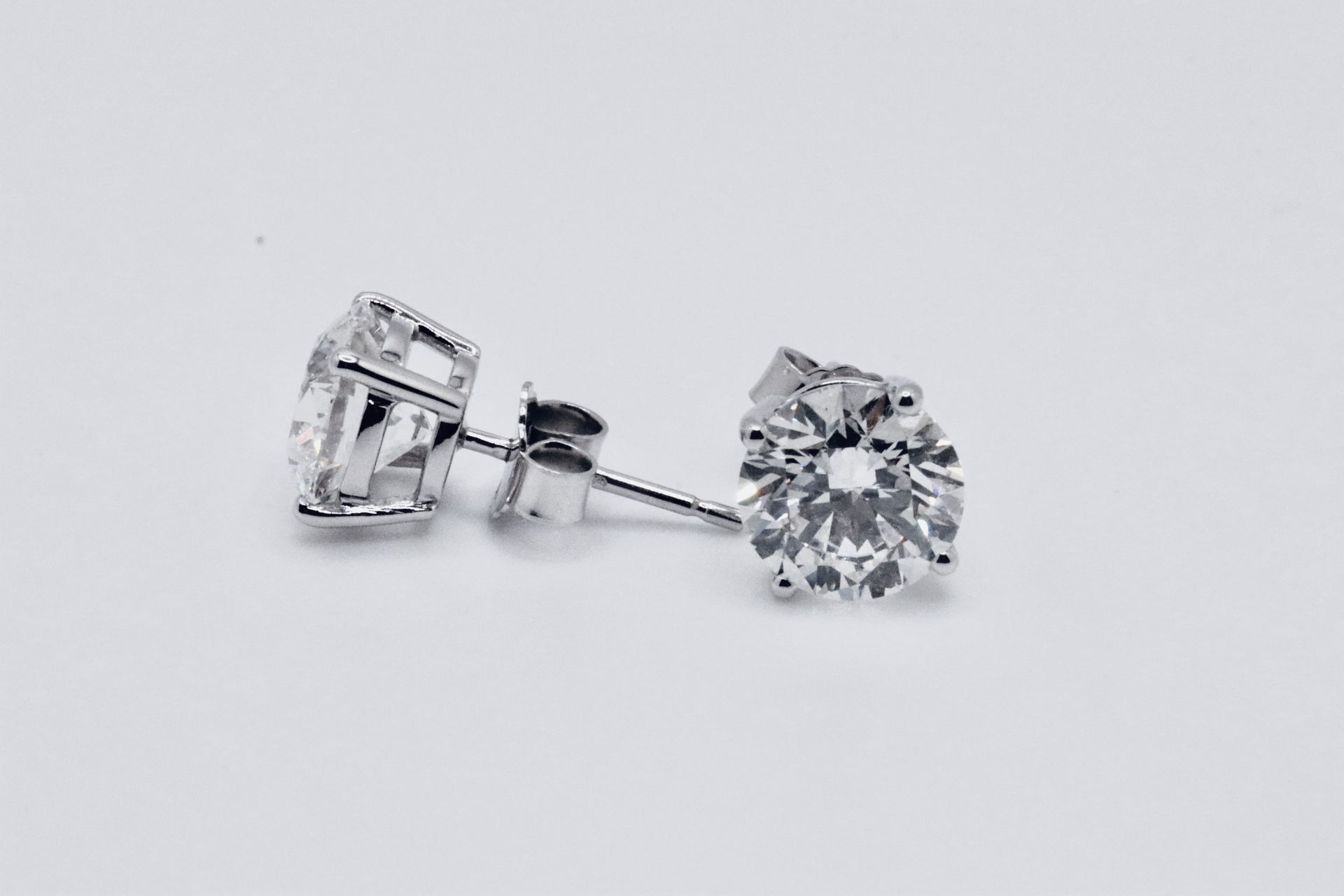 Round Brilliant Cut 2.00 Carat Diamond Earrings Set in 18kt Gold - F Colour VVS - GIA - Bild 3 aus 4