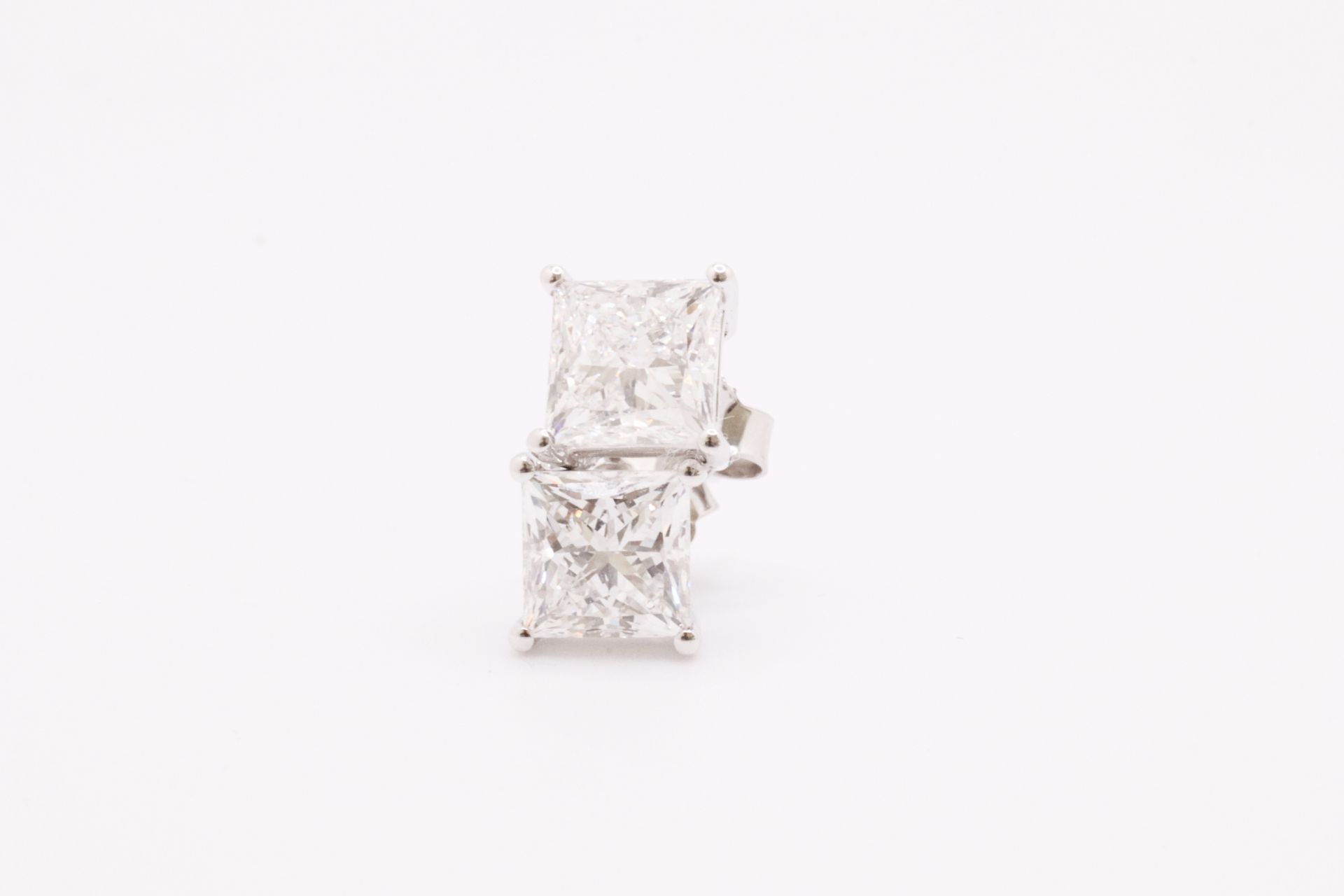 Princess Cut 6.00 Carat Diamond Earrings Set in 18kt White Gold - E Colour VS Clarity - IGI - Image 5 of 7