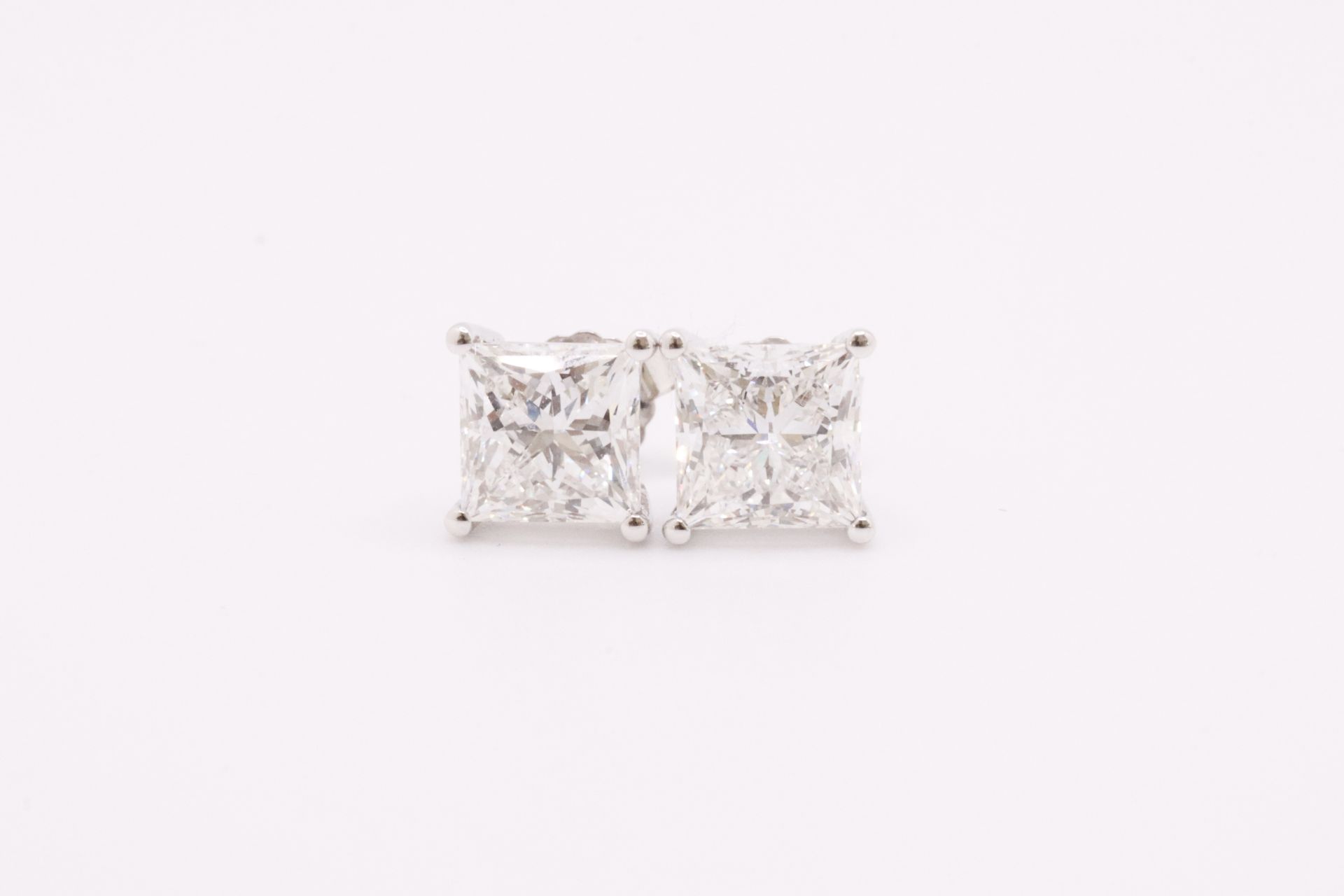 Princess Cut 6.00 Carat Diamond Earrings Set in 18kt White Gold - E Colour VS Clarity - IGI - Bild 6 aus 7