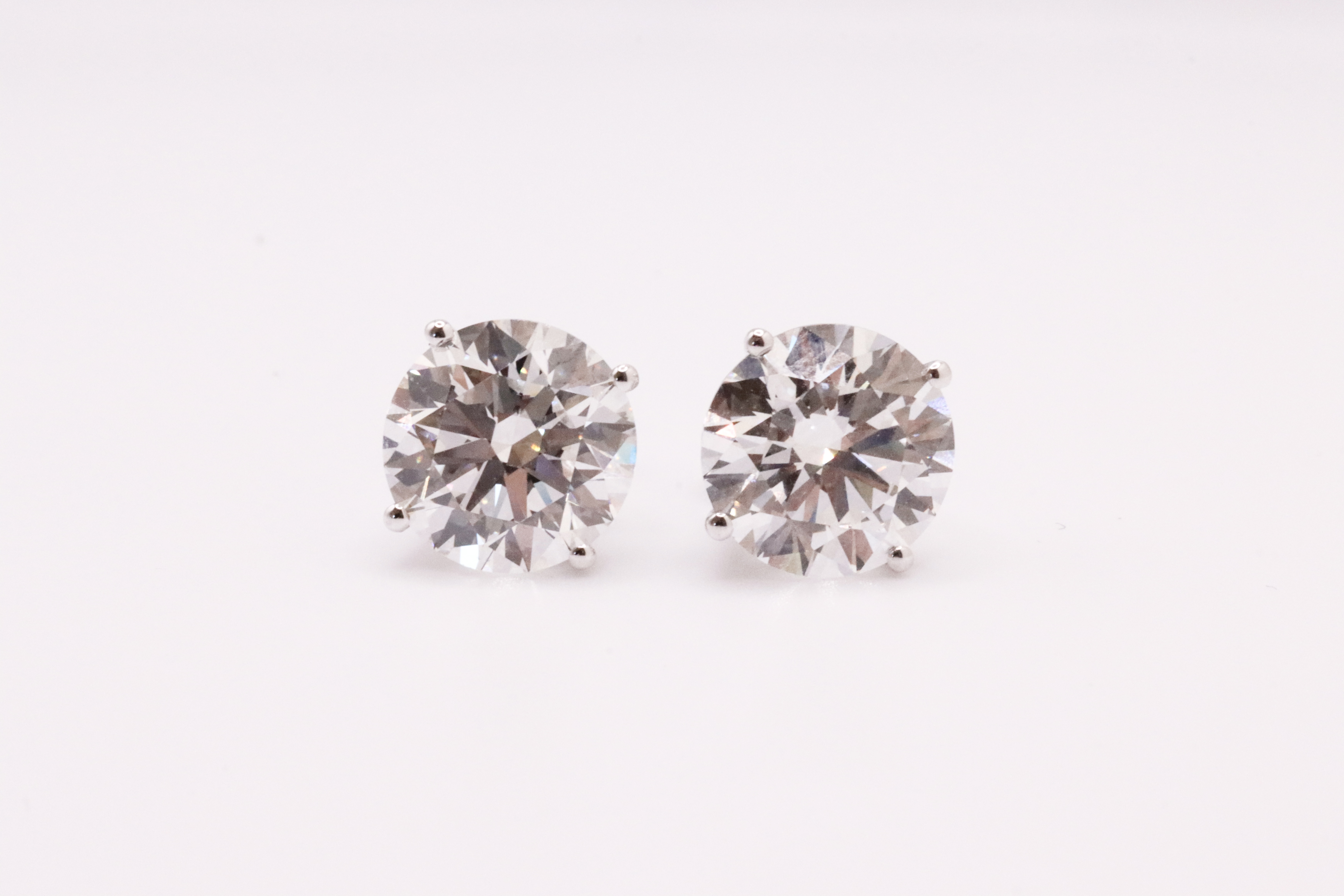 Round Brilliant Cut 7.00 Carat Diamond Earrings Set in 18kt White Gold - E Colour VS Clarity - IGI - Image 3 of 5
