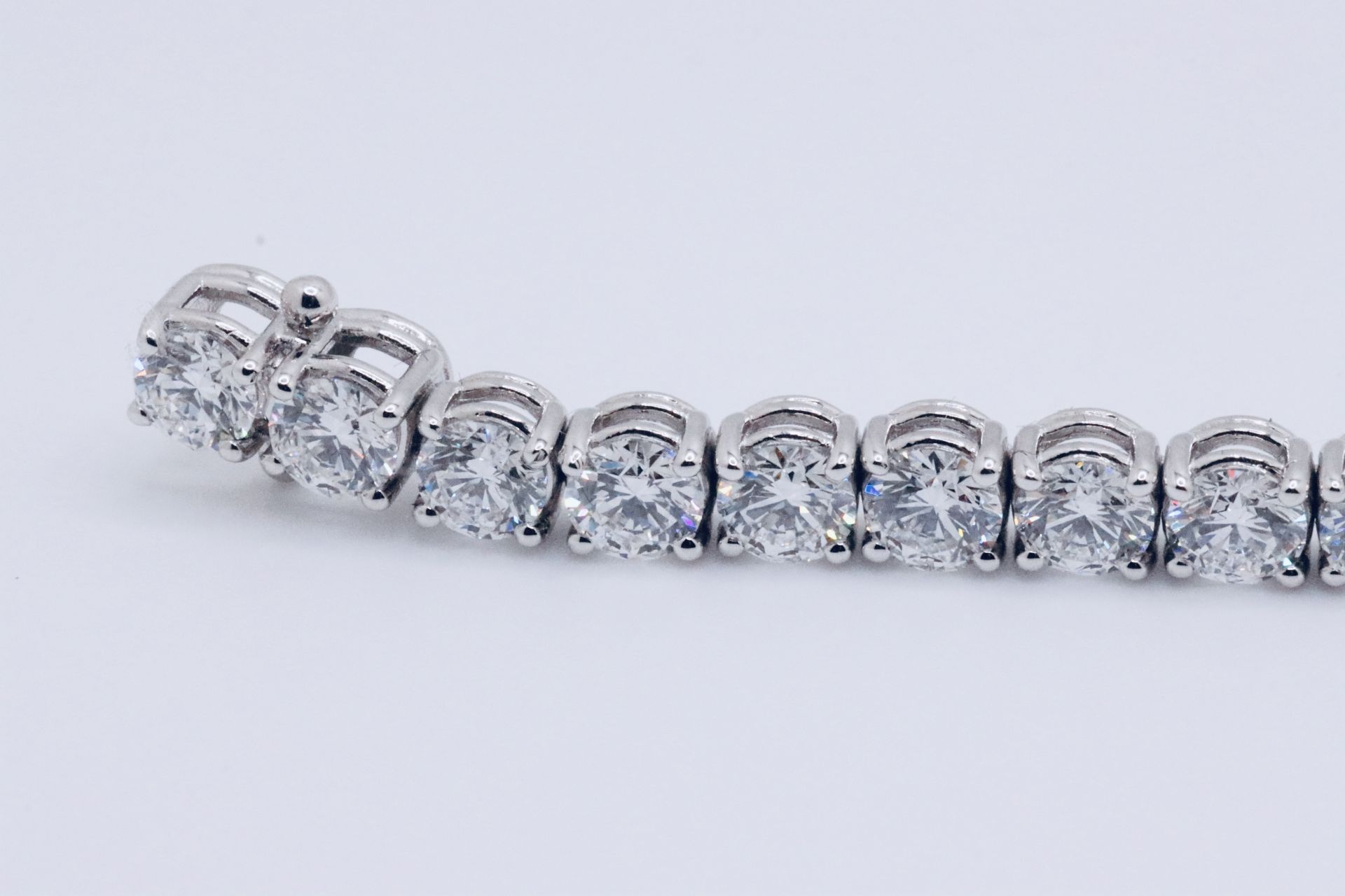 Round Brilliant Cut 14 Carat Diamond Tennis Bracelet E Colour VS Clarity - 18Kt White Gold - IGI - Image 8 of 11