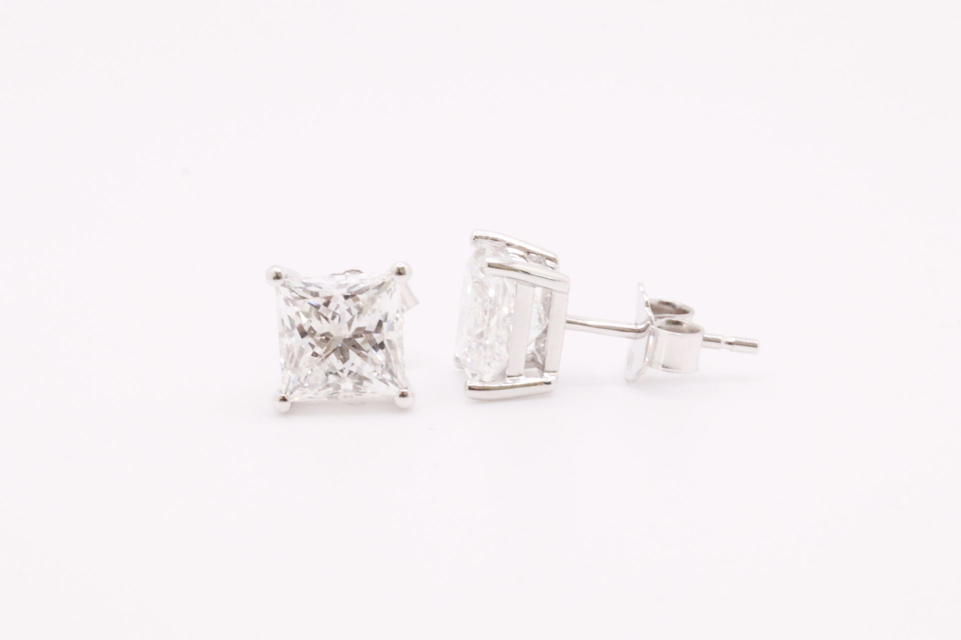 Princess Cut 6.00 Carat Diamond Earrings Set in 18kt White Gold - E Colour VS Clarity - IGI - Image 2 of 7
