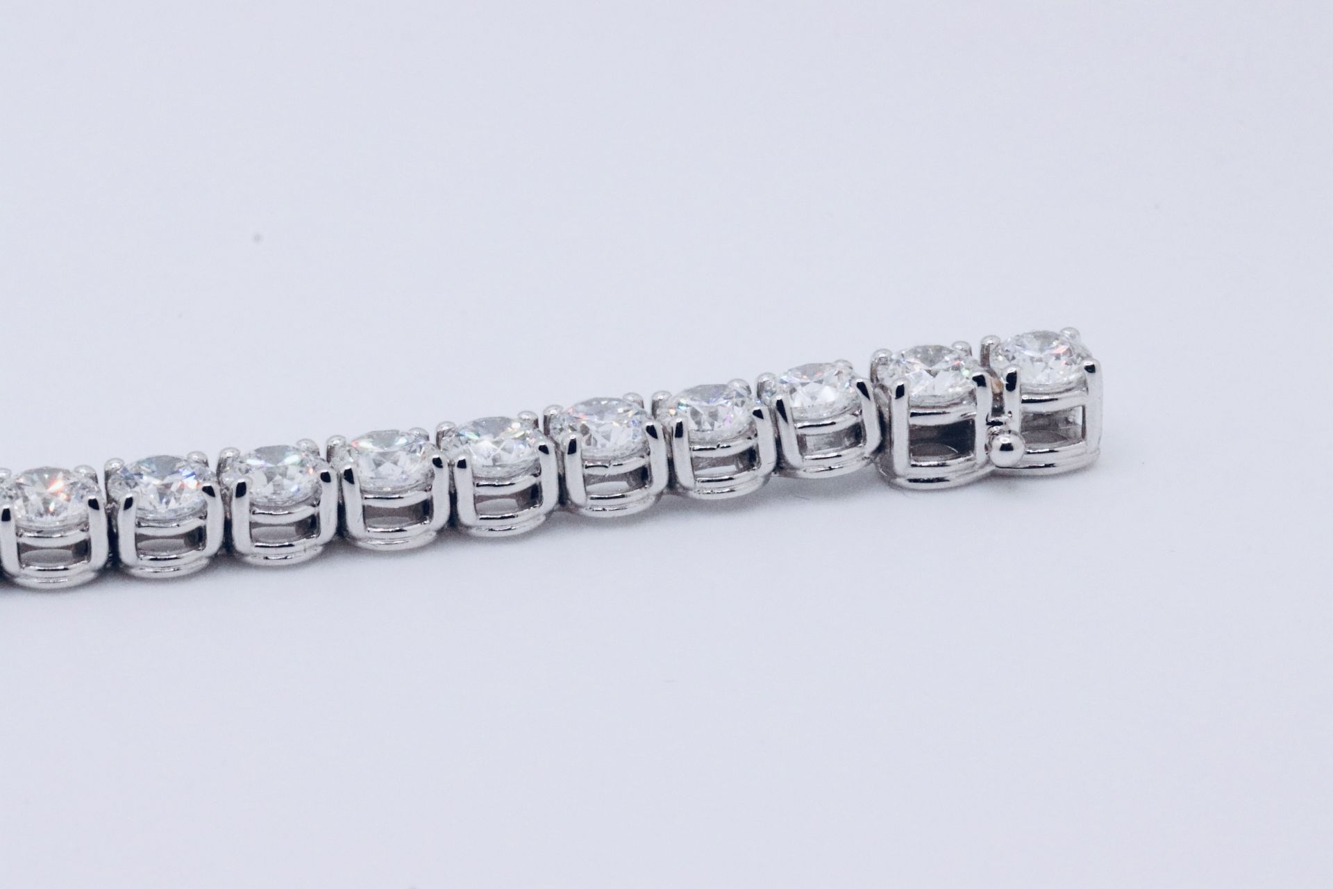 Round Brilliant Cut 18 Carat Diamond Tennis Bracelet F Colour VS Clarity - 18Kt White Gold - IGI - Image 20 of 22