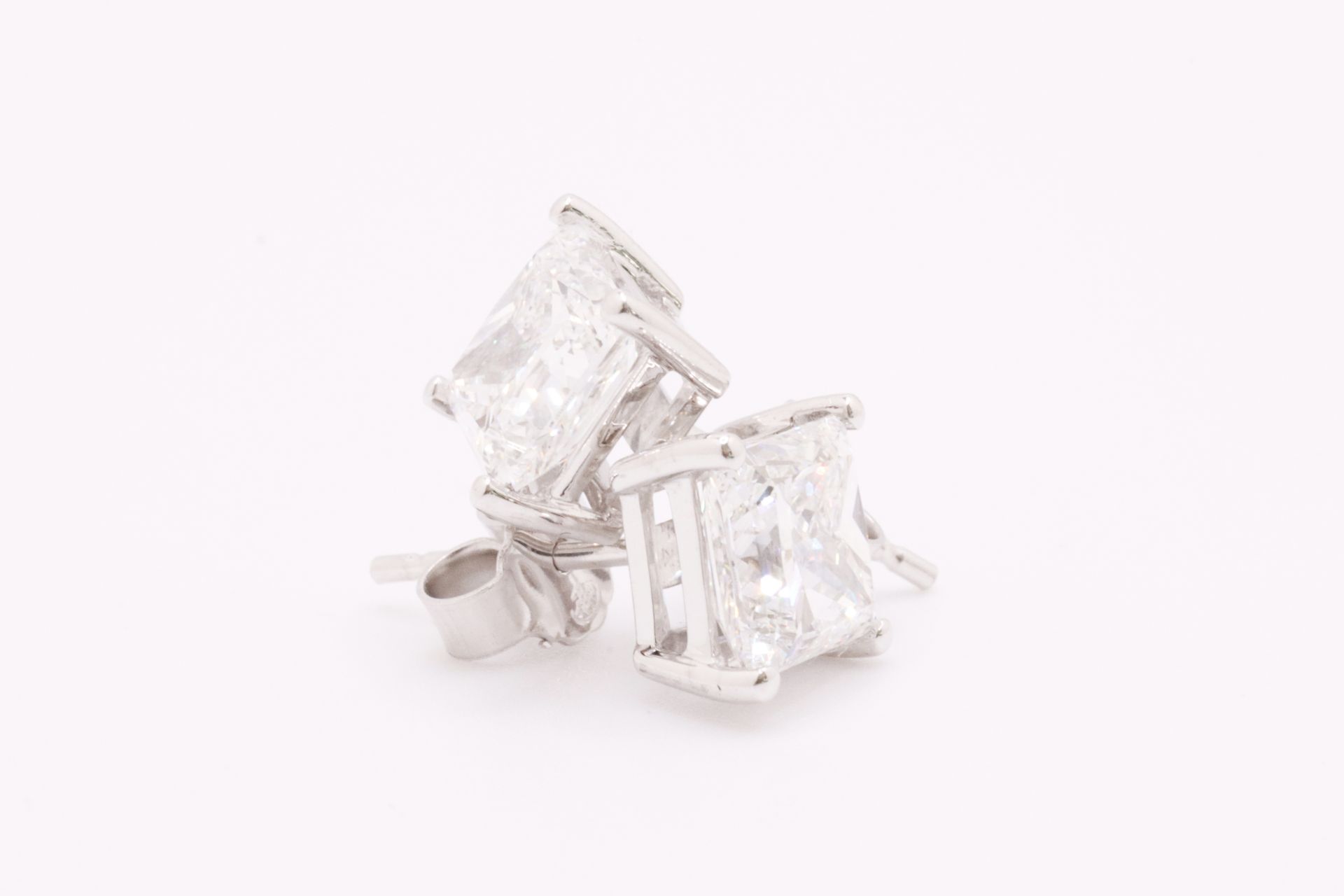 Princess Cut 4.00 Carat Diamond Earrings Set in 18kt White Gold - F Colour VS Clarity - IGI - Image 2 of 5