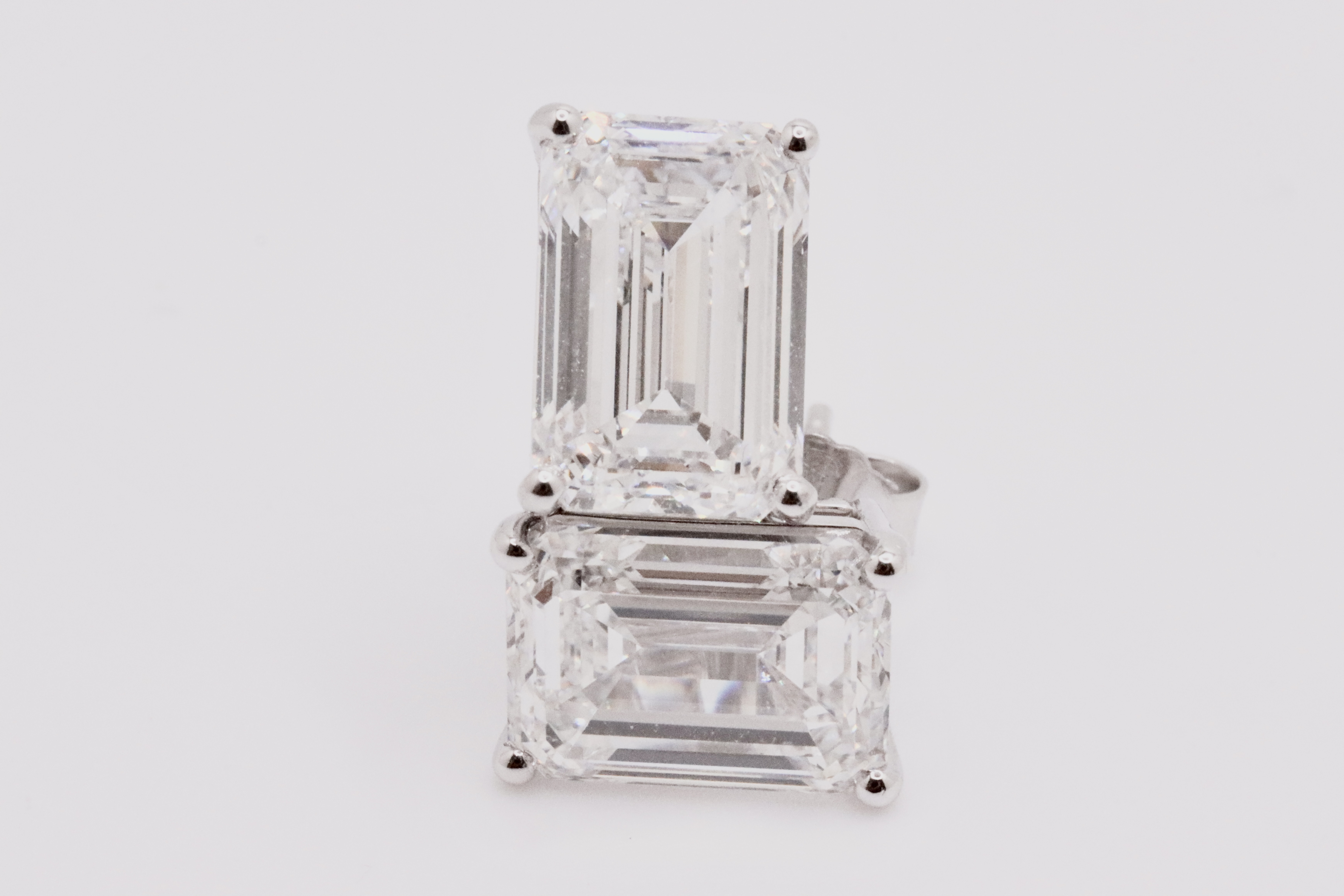 Emerald Cut 4.00 Carat Natural Diamond Earrings 18kt White Gold - Colour H - SI Clarity- GIA - Image 2 of 4